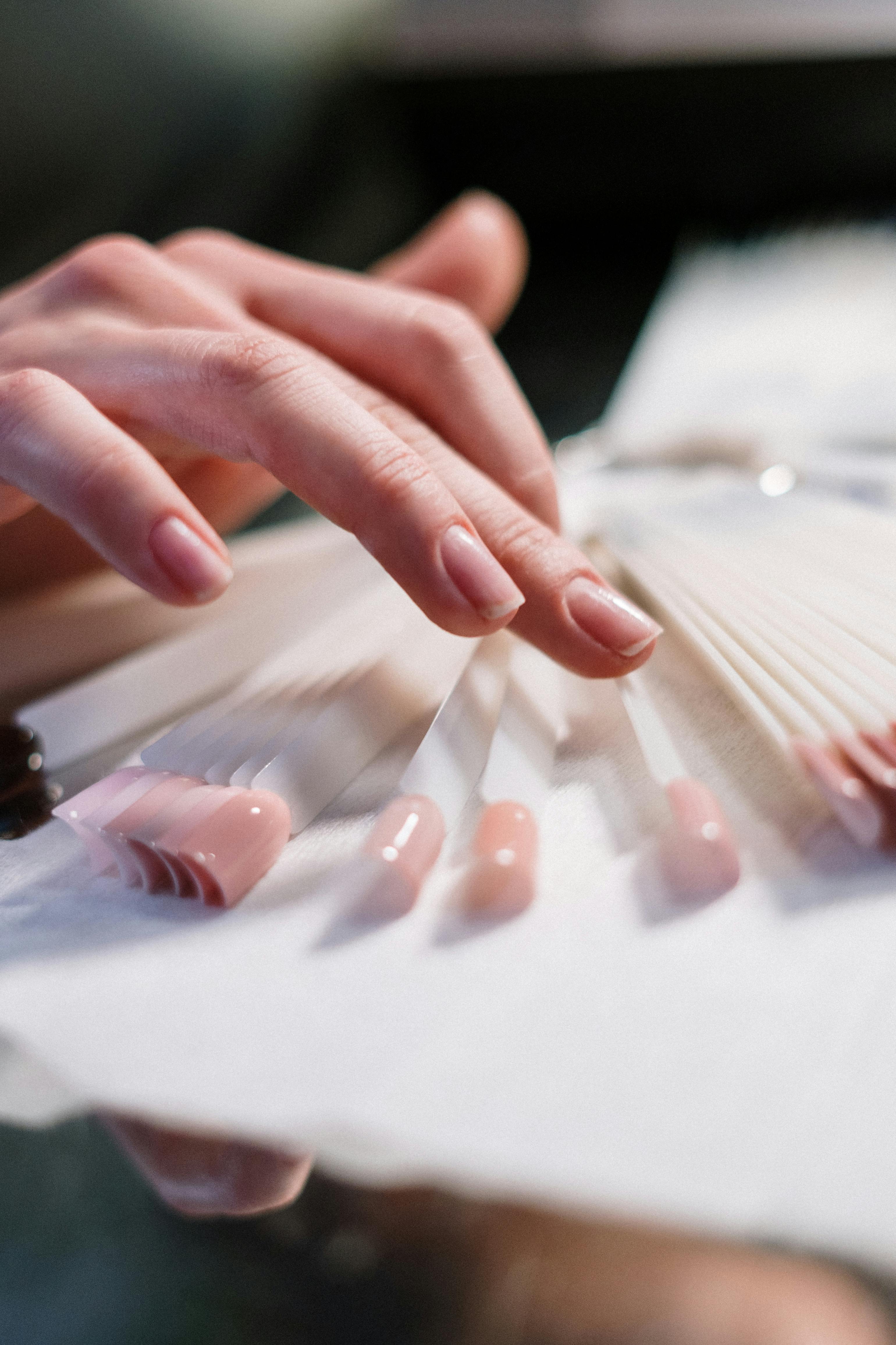 Una persona eligiendo un color de uñas | Fuente: Pexels