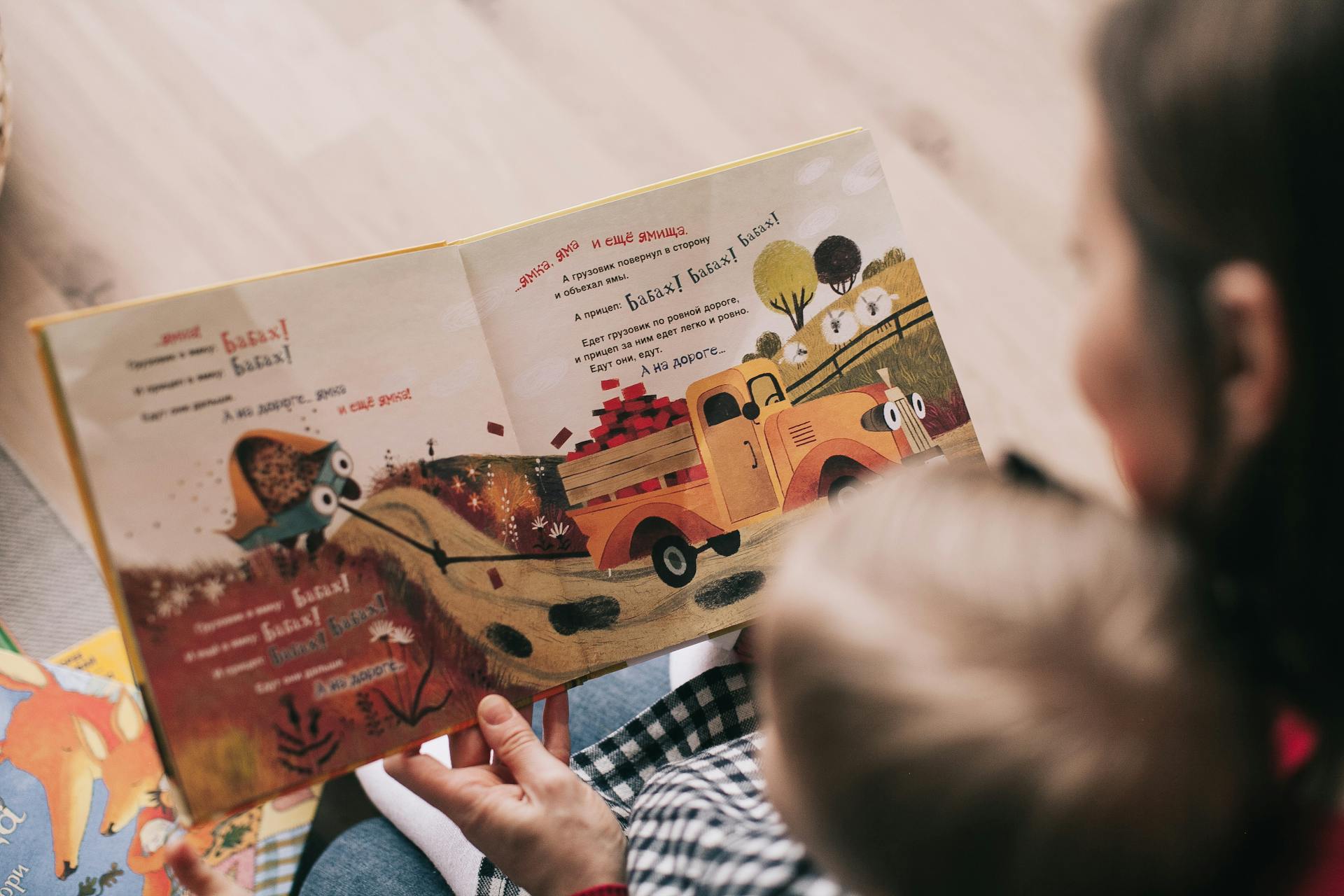 Una mujer leyendo un libro a un niño pequeño | Fuente: Pexels