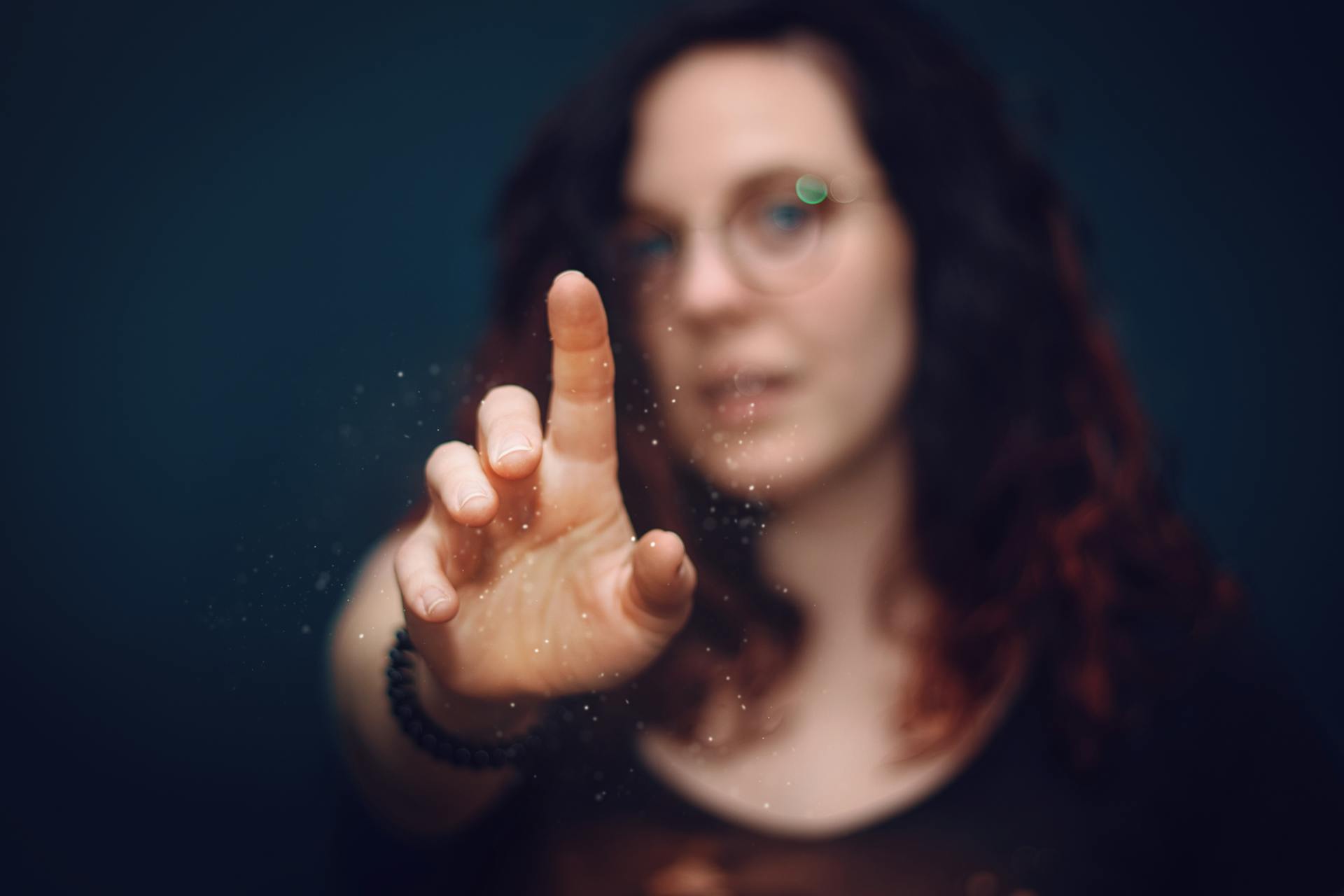 Una mujer señalando con el dedo a alguien | Fuente: Pexels