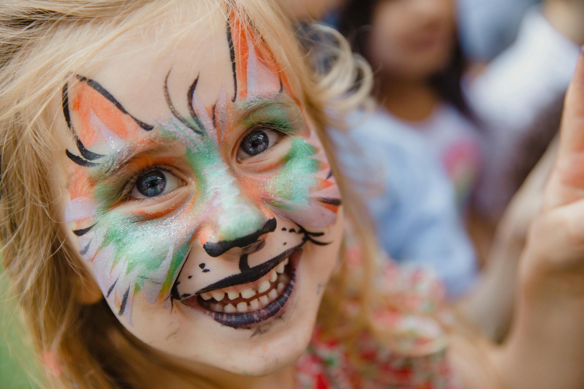 Una niña encantada con la cara pintada | Fuente: Pexels