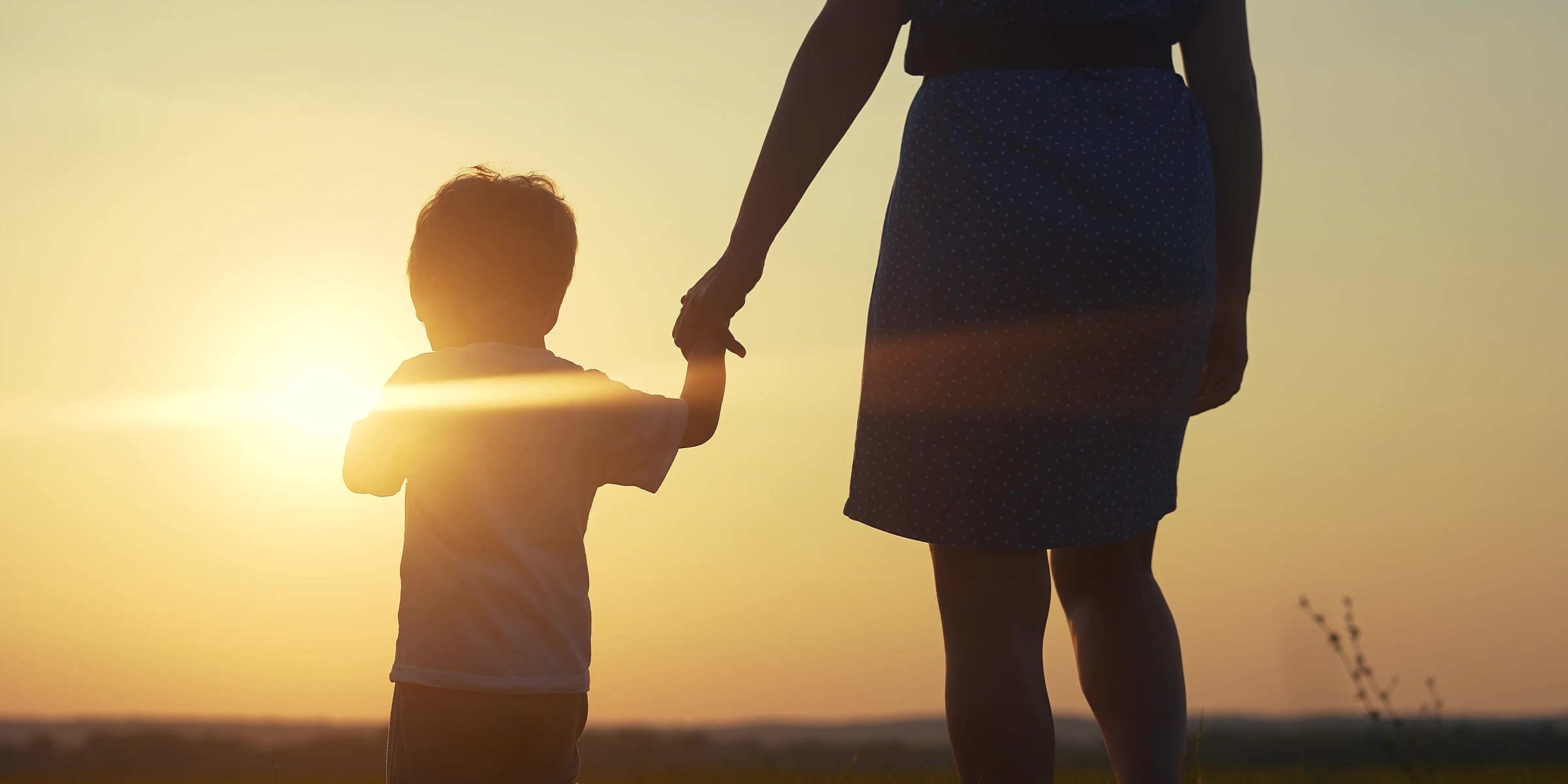 Silueta de mujer con niño | Foto: Shutterstock