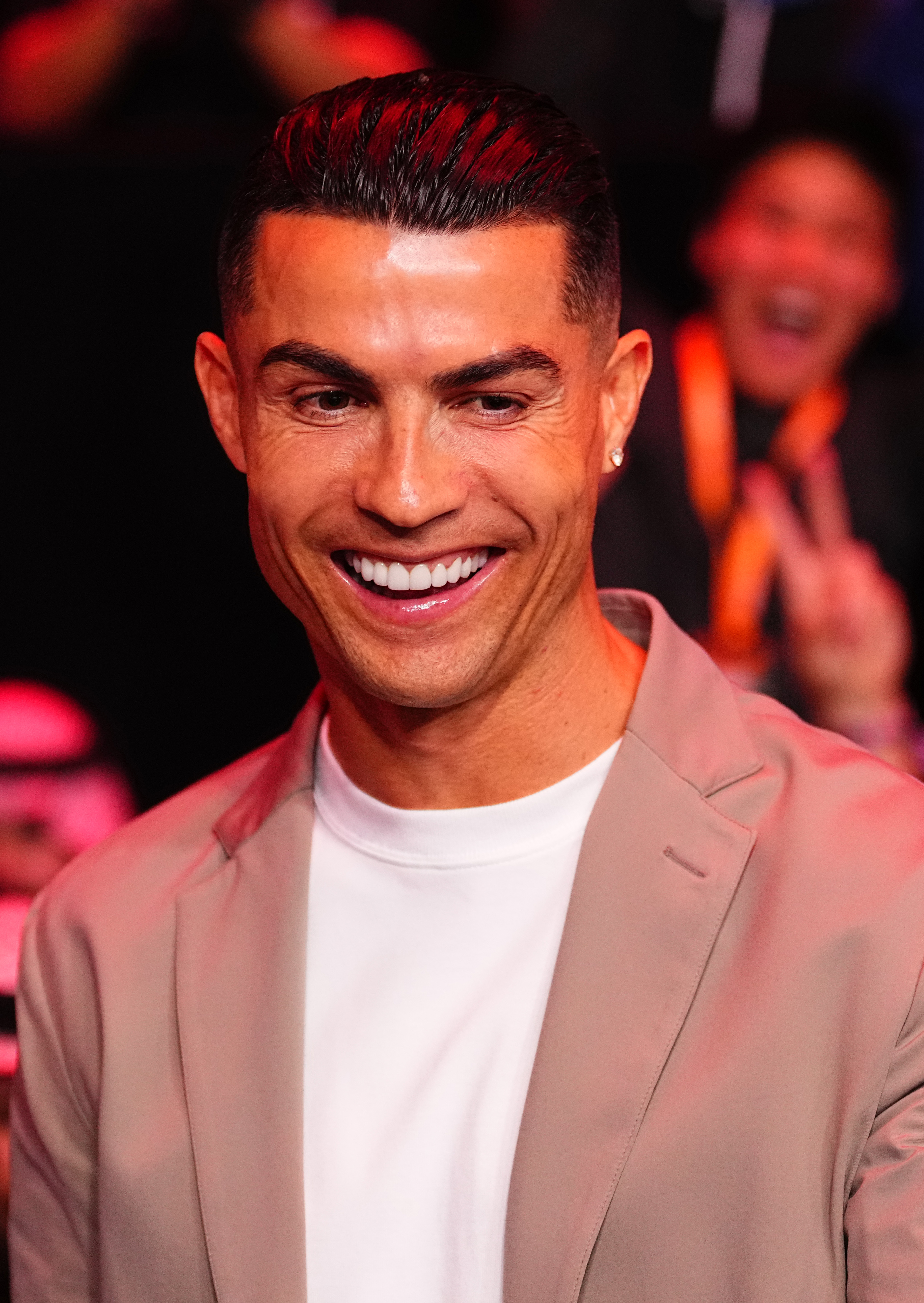 Cristiano Ronaldo observa durante el evento UFC Fight Night en el anb Arena el 1 de febrero de 2025 en Riad, Arabia Saudita. | Fuente: Getty Images.