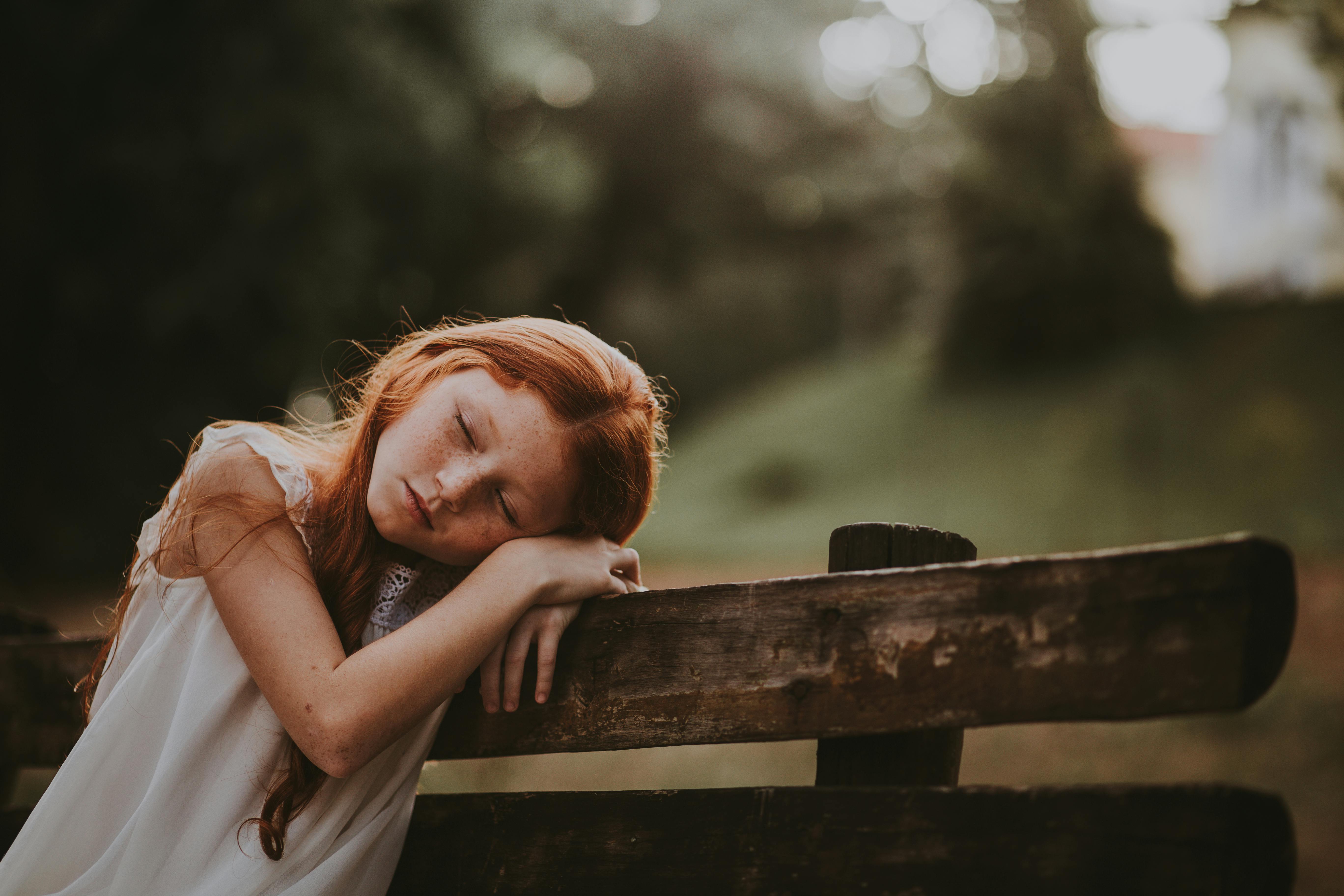 Chica durmiendo al aire libre | Fuente: Pexels