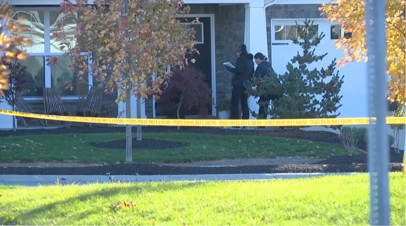 Oficiales en la entrada de la casa donde ocurrió la tragedia | Fuente: YouTube/WTHR