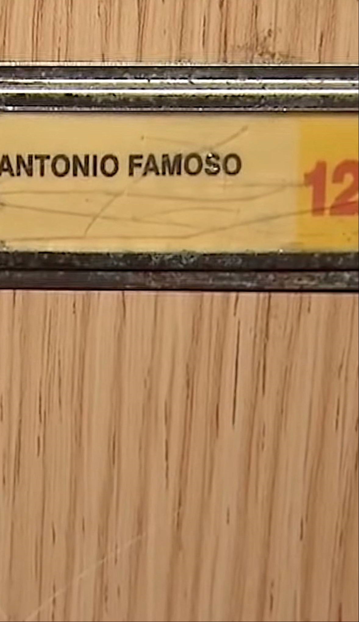 Placa con el nombre Antonio Famoso | Fuente YouTube/Diario AS