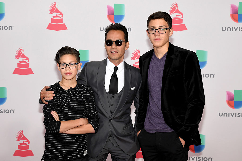 Ryan Adrian Muñiz, el artista Marc Anthony y Cristian Marcus Muñiz asisten a la 17ª Entrega Anual de los Latin Grammy en el T-Mobile Arena, el 17 de noviembre de 2016 en Las Vegas, Nevada. | Foto: Getty Images