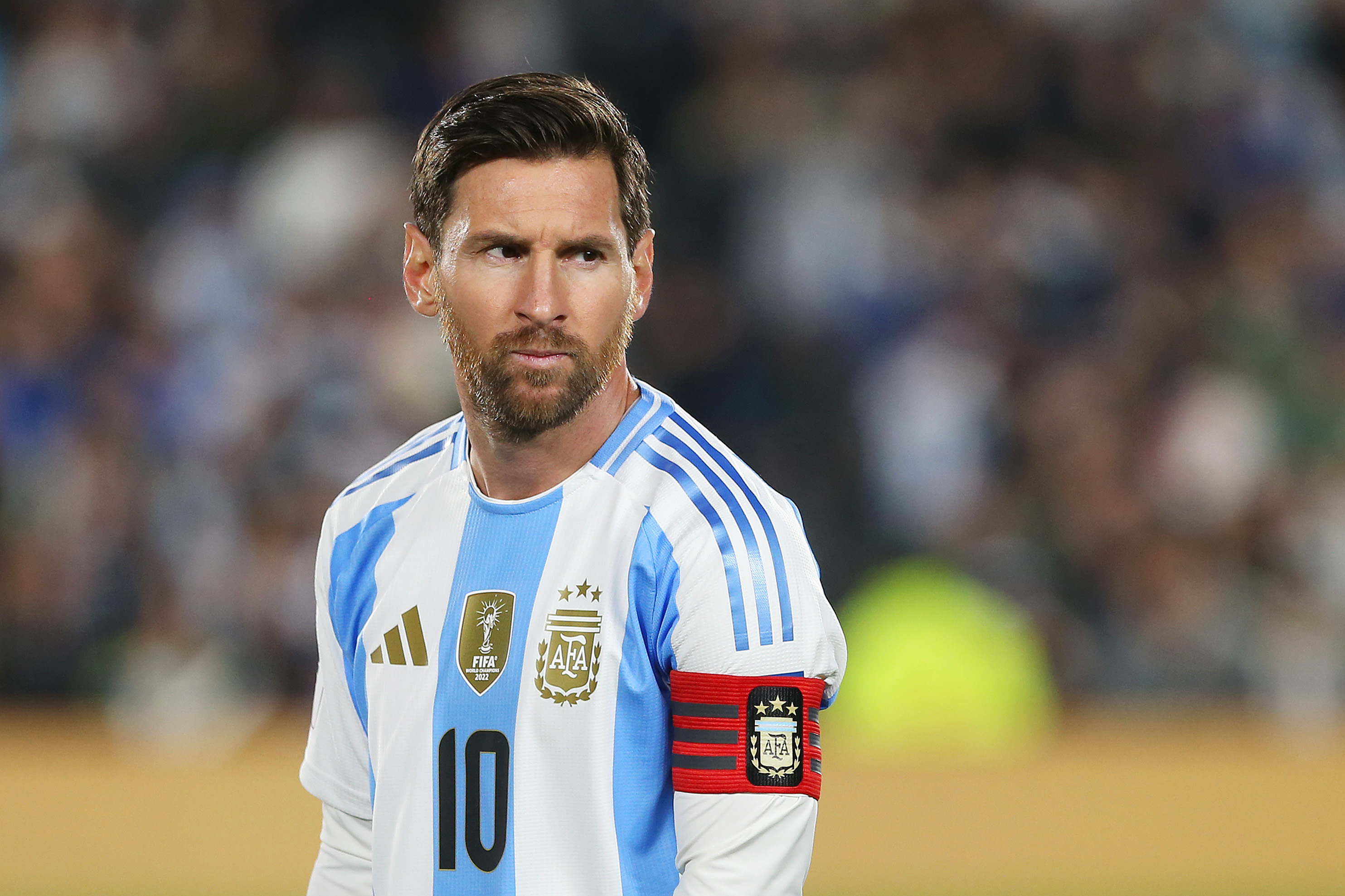 Lionel Messi de Argentina observa antes del partido Clasificatorio Sudamericano para la Copa Mundial de la FIFA 2026 entre Argentina y Colombia en el Estadio Más Monumental Antonio Vespucio Liberti el 10 de junio de 2025 en Buenos Aires, Argentina. | Fuente: Getty Images