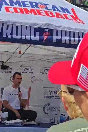 Charlie Kirk dando un discurso segundos antes de recibir el disparo | Fuente: X/granviledufleur