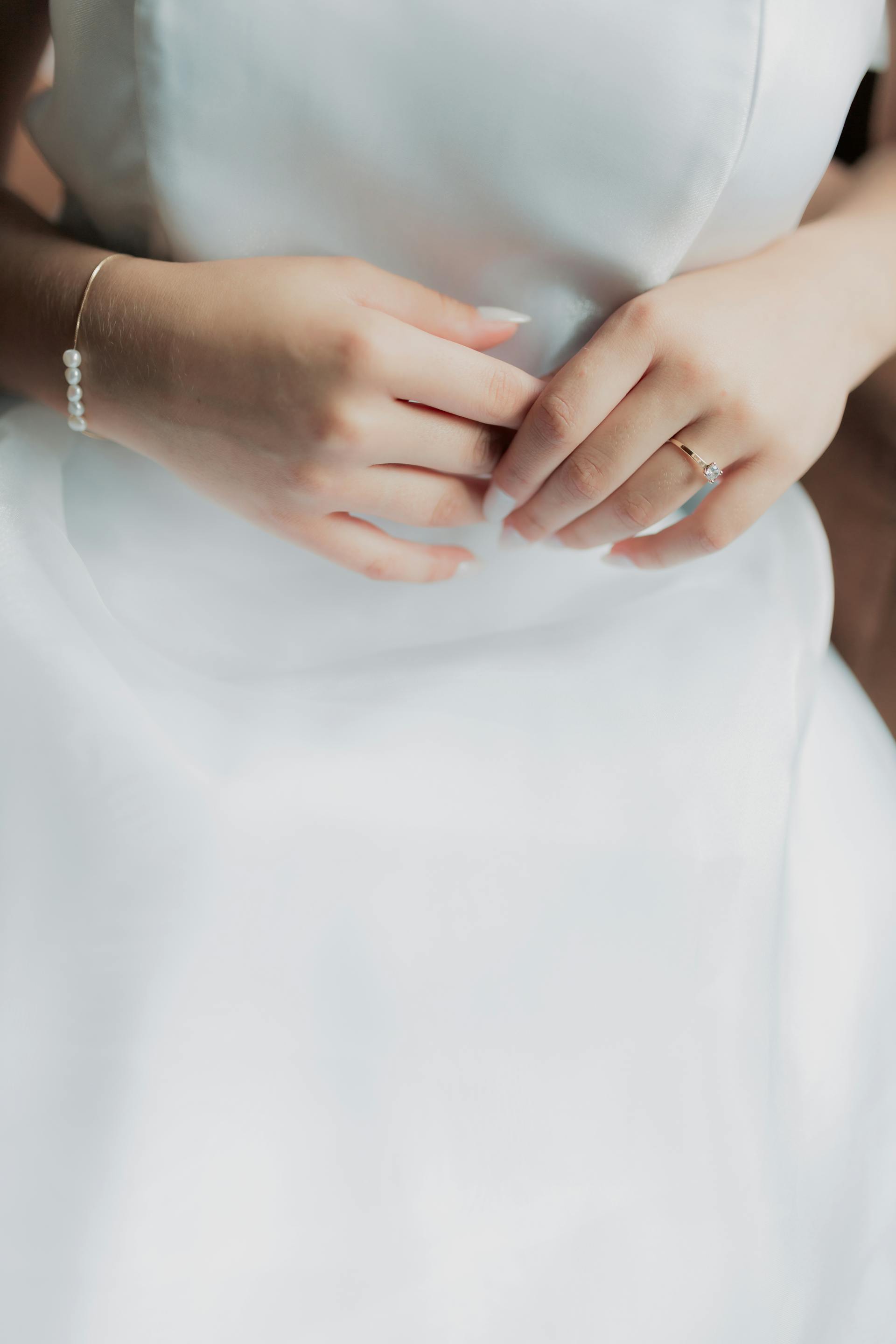 Primer plano de las manos de una novia | Fuente: Pexels