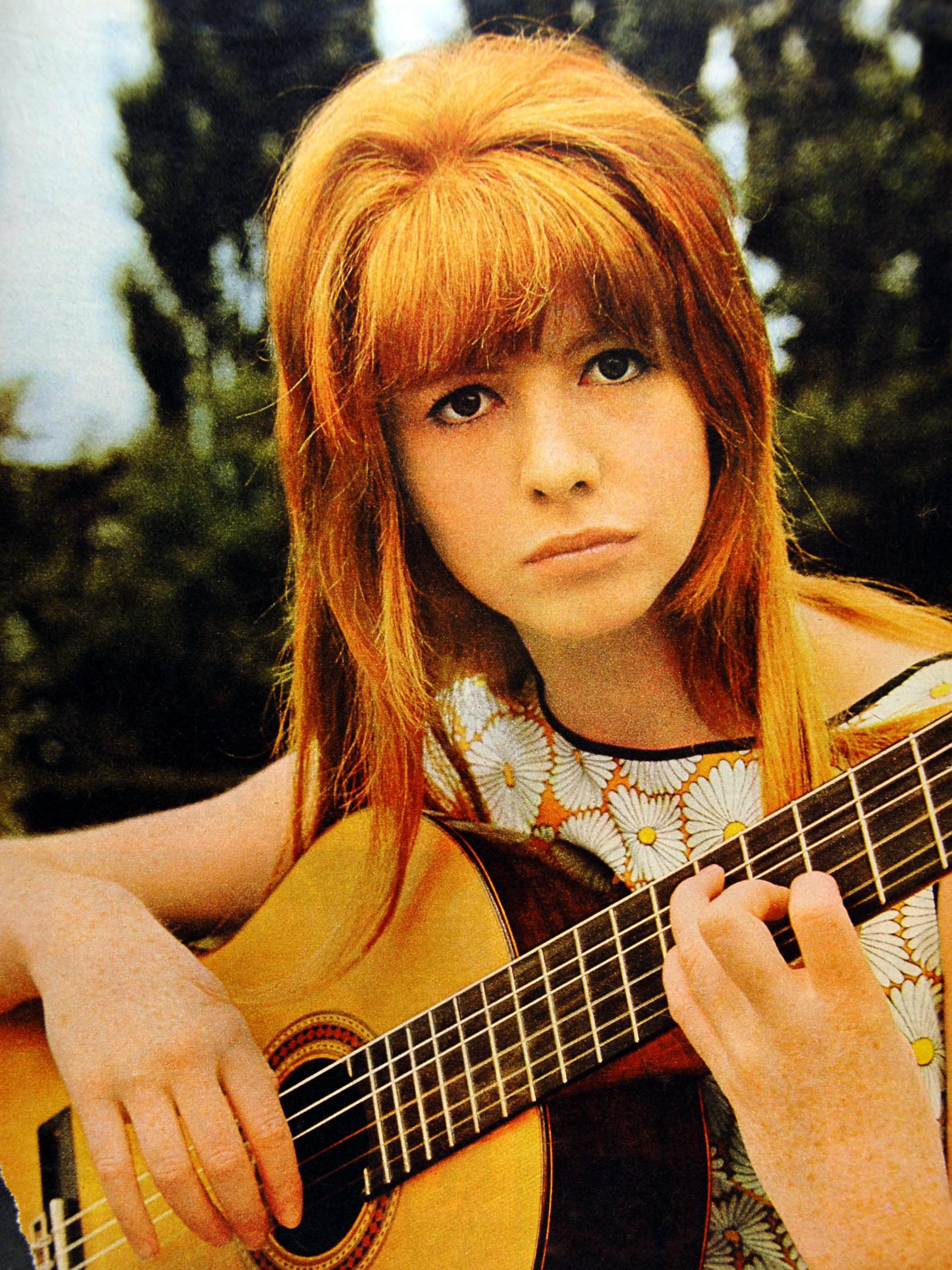 La actriz con una guitarra en Regent's Park, Londres, el 25 de junio de 1964 | Fuente: Getty Images