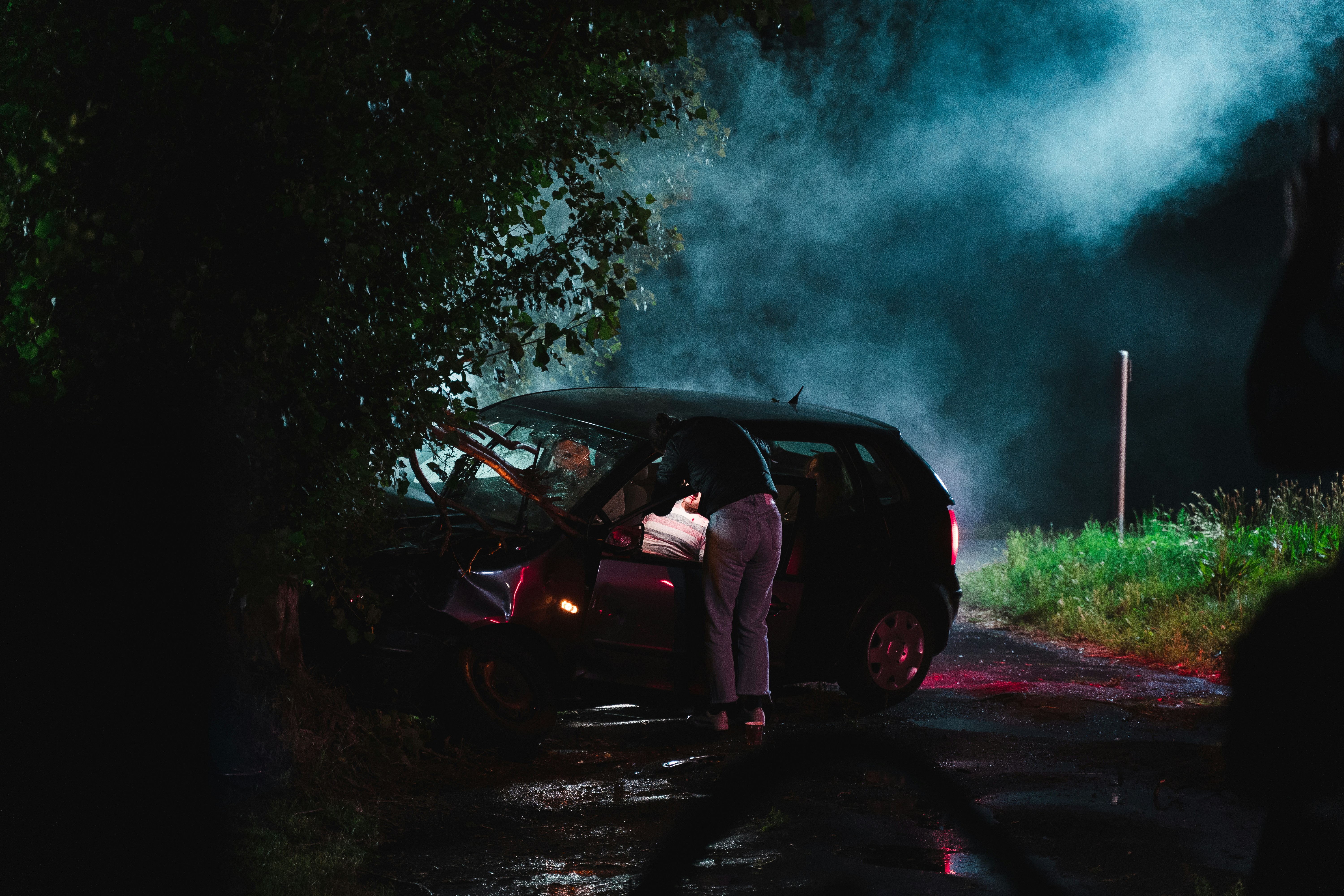 Una persona en el lugar de un accidente de Automóvil | Fuente: Unsplash