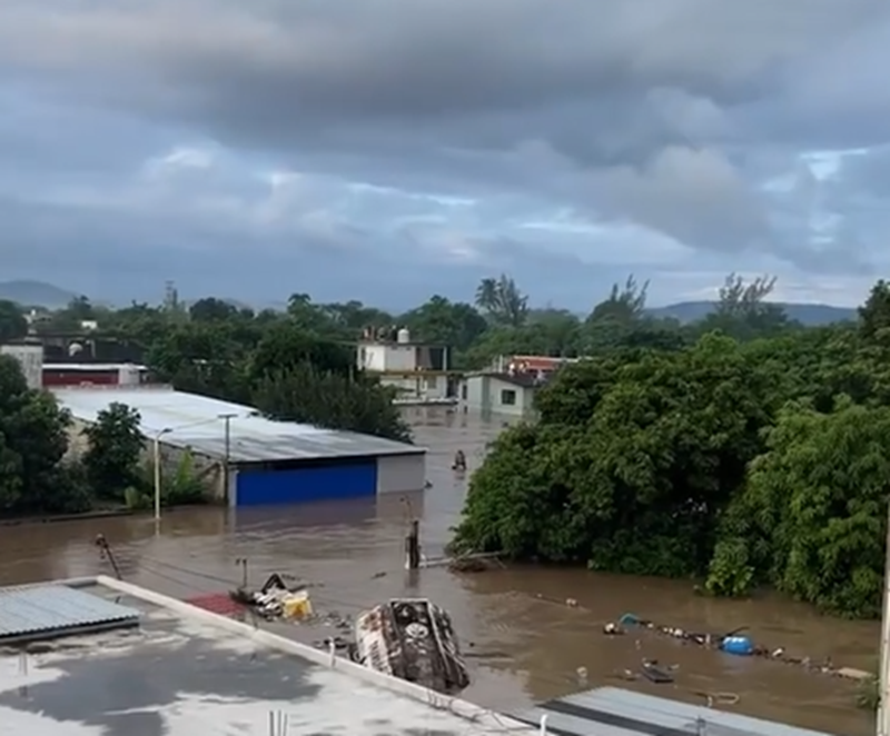 La pareja de ancianos abrazada en medio de la inundación en Veracruz | Fuente: Instagram/aztecanoticias