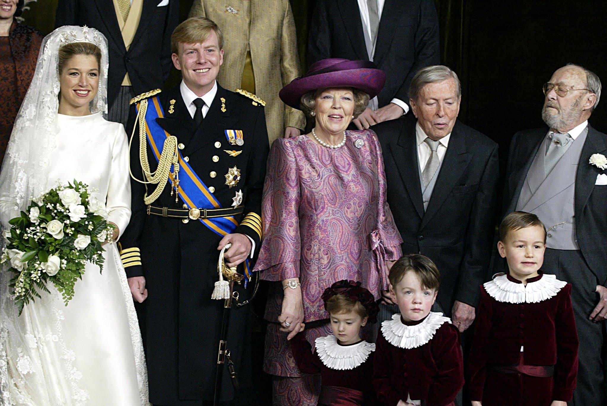 El rey Willem-Alexander y Máxima Zorreguieta posan por primera vez, flanqueados por la reina holandesa Beatrix, el príncipe holandés Claus y el padre de la reina Beatriz, el príncipe Bernhard, en el Palacio Real de Ámsterdam el 2 de febrero de 2002, el día de su boda. | Fuente: Getty Images