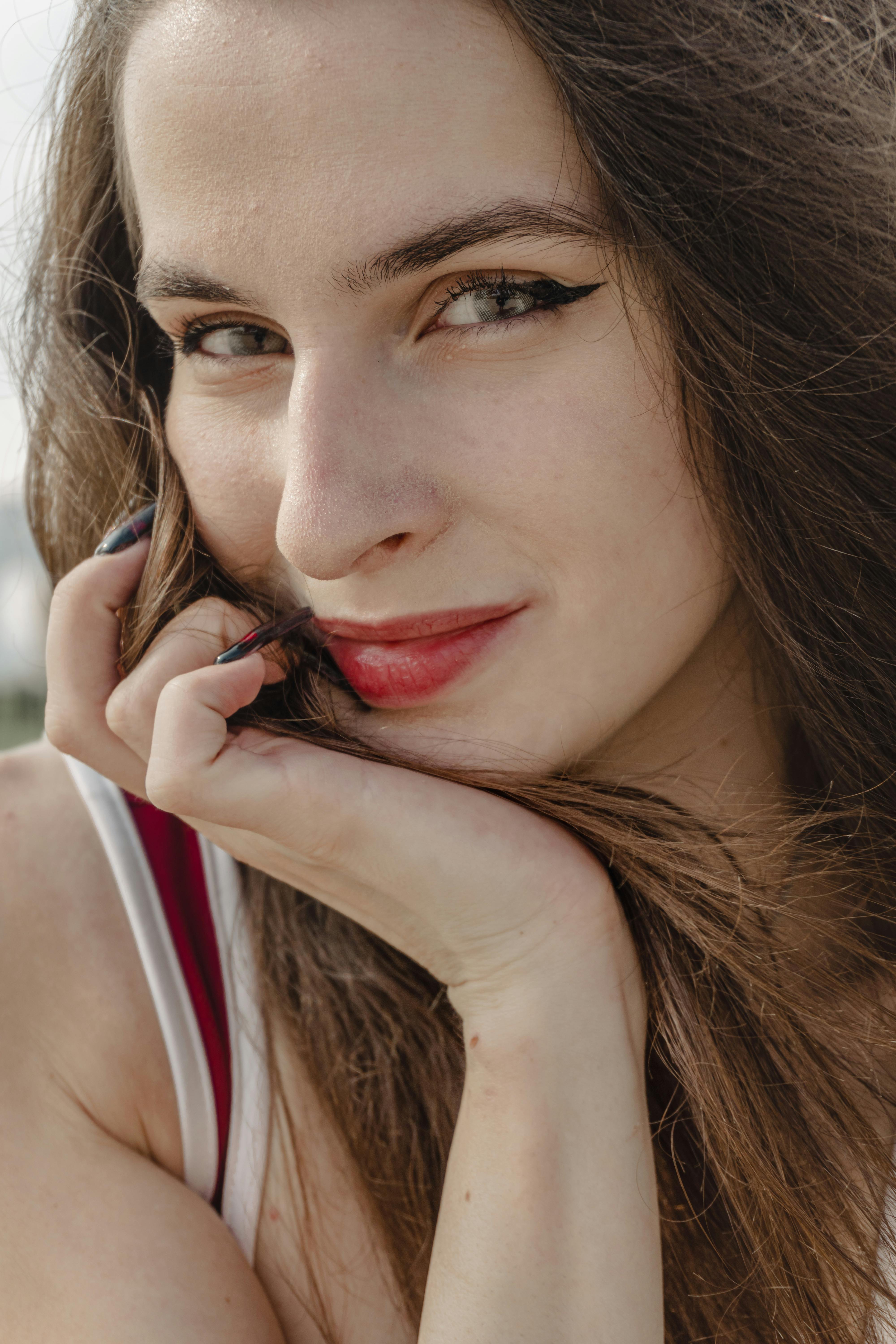 Una mujer astuta sonriendo | Fuente: Pexels