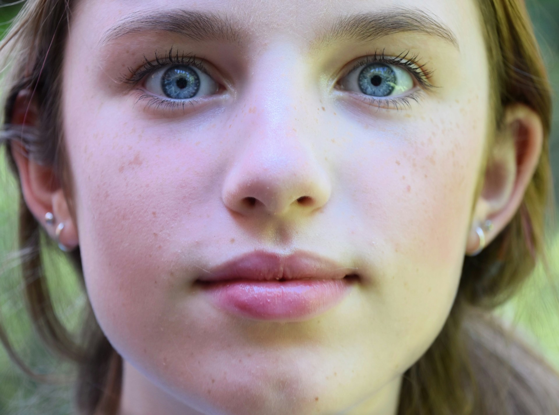 Una adolescente mirando atentamente | Fuente: Unsplash