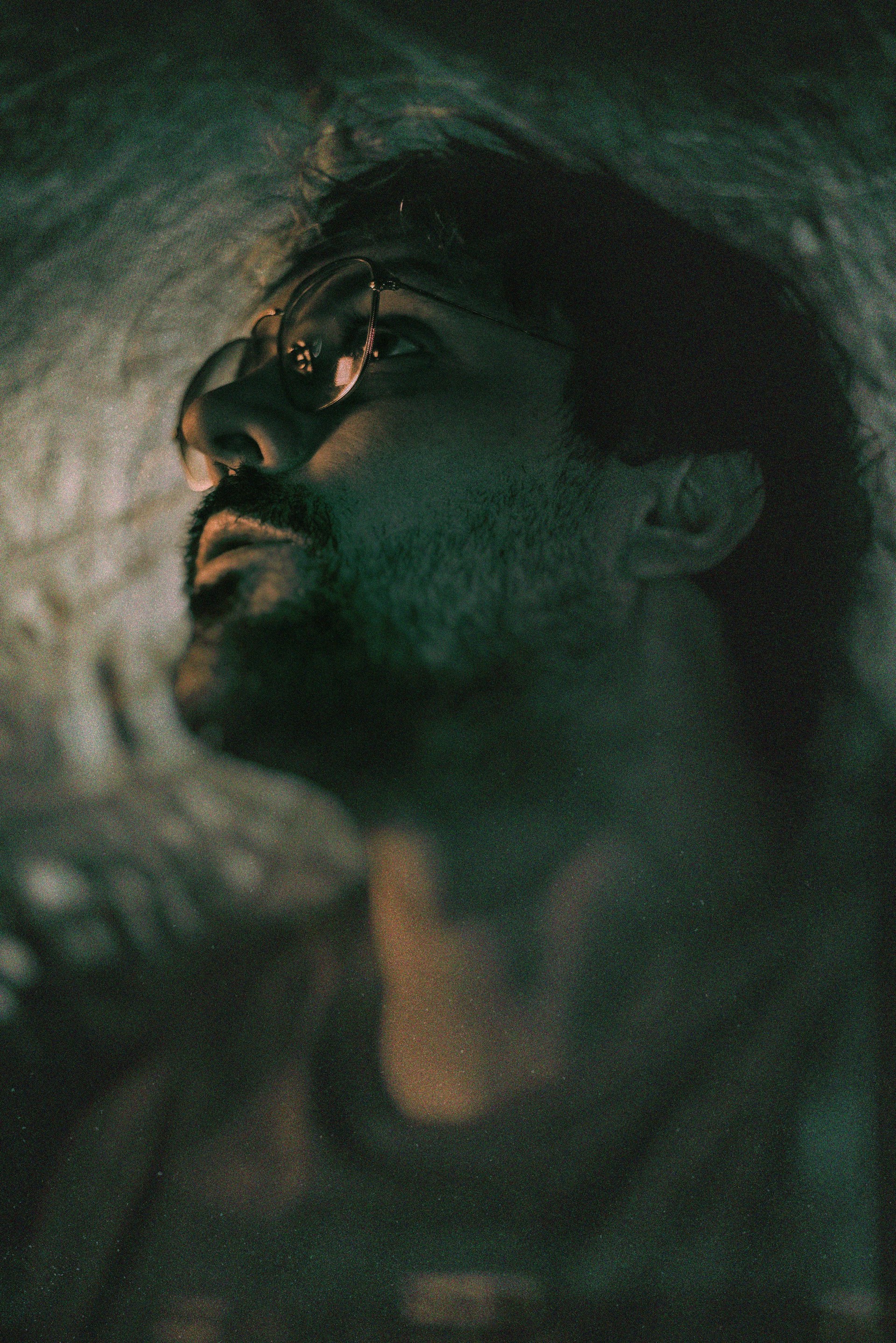 Un hombre mirando algo | Fuente: Unsplash