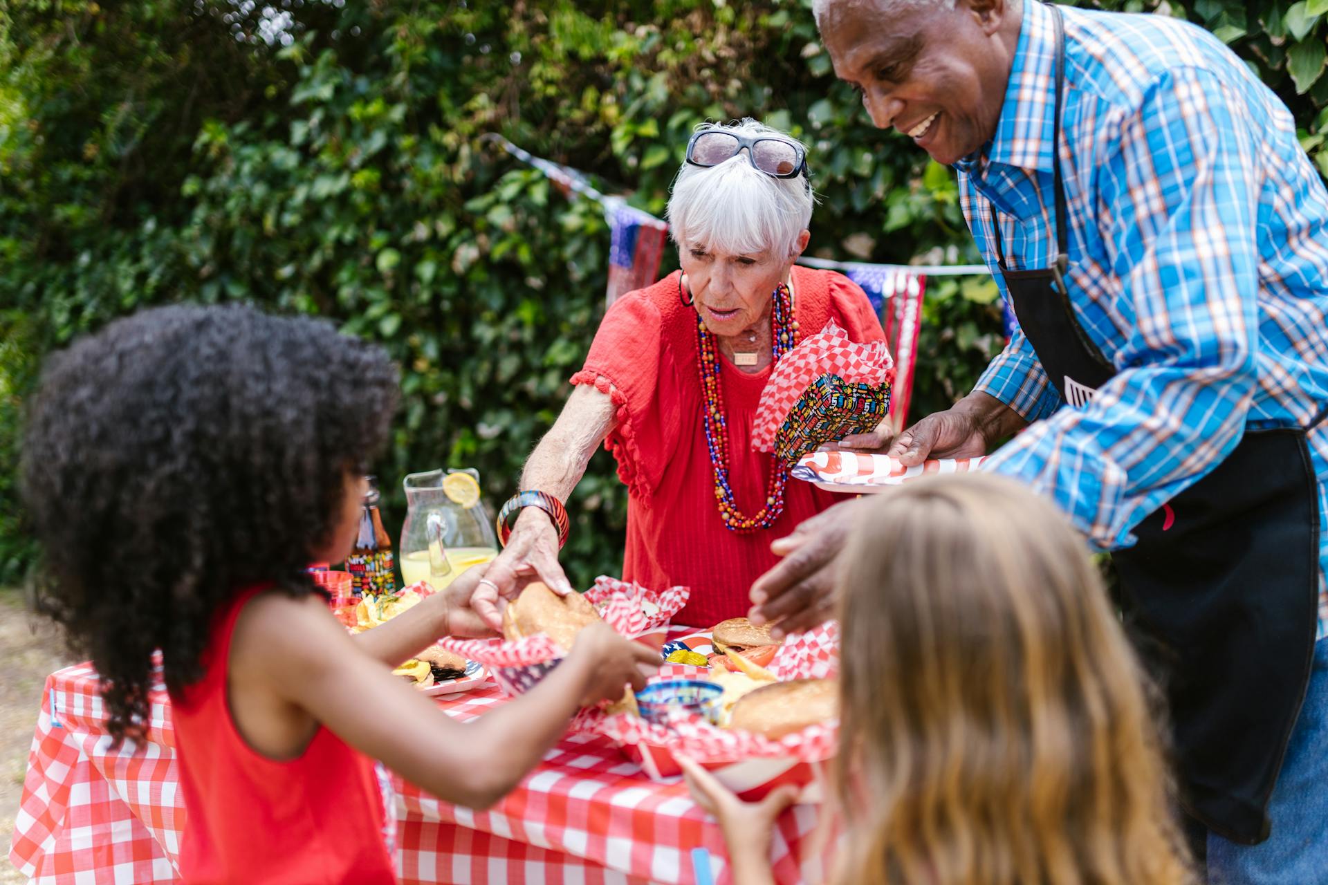 Gente celebrando el 4 de julio | Fuente: Pexels