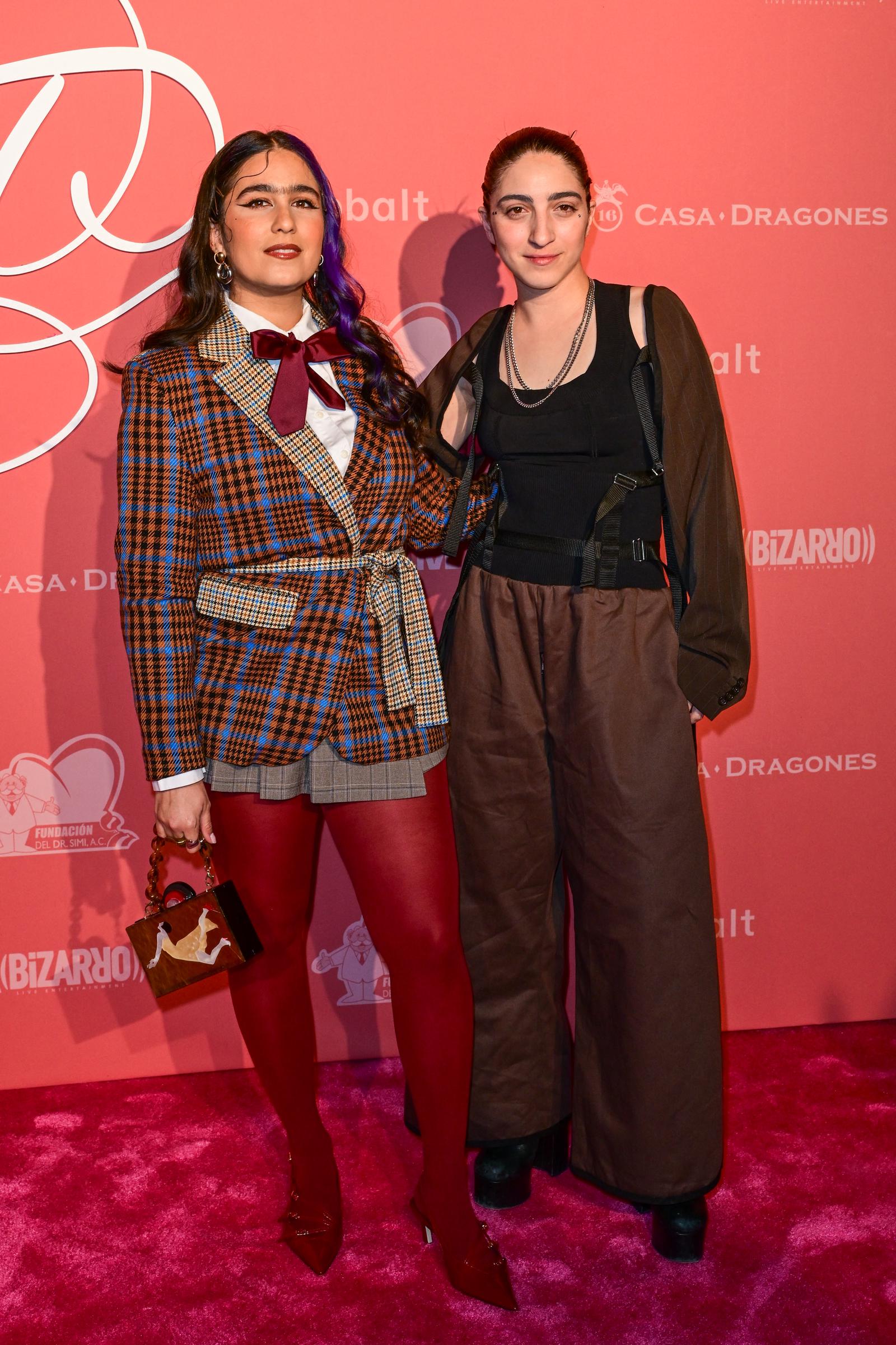 Gemeny Hernández y Emily Estefan asistieron a la gala inaugural de la Fundación Con Cora Land de la cantante colombiana Karol G en Miami, Florida, el 22 de febrero de 2025. | Fuente: Getty Images