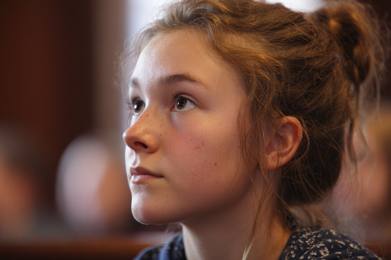 Una chica de pie en un juzgado | Fuente: Midjourney