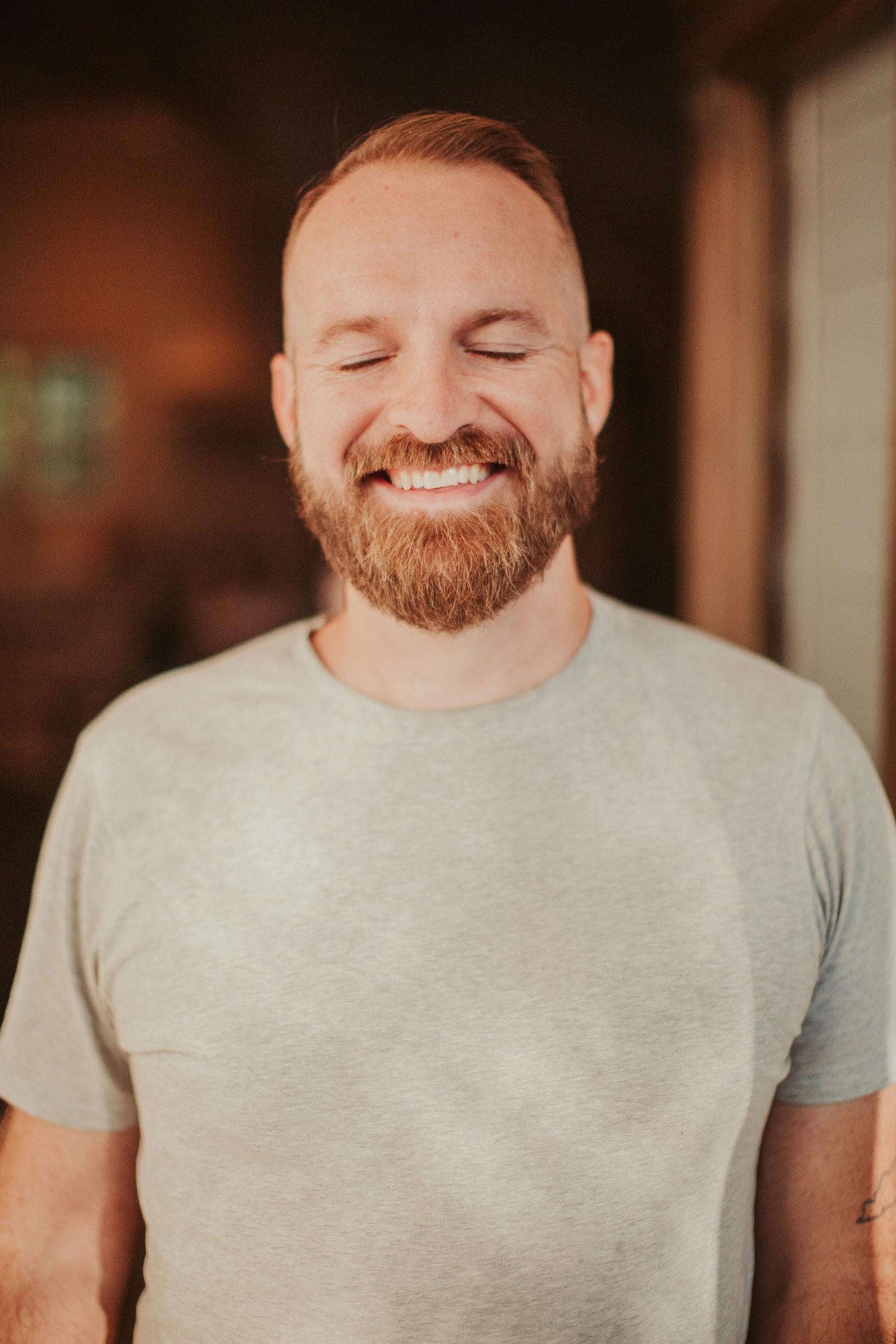 Un hombre sonriente | Fuente: Unsplash