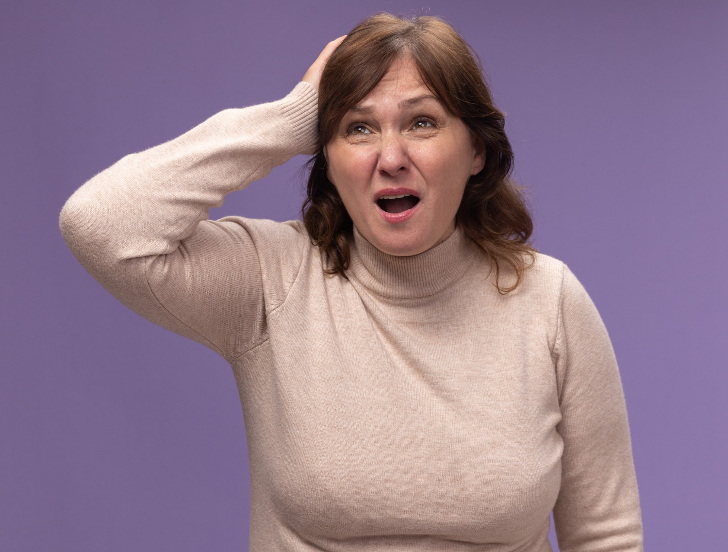 Una mujer ansiosa y agitada | Fuente: Freepik