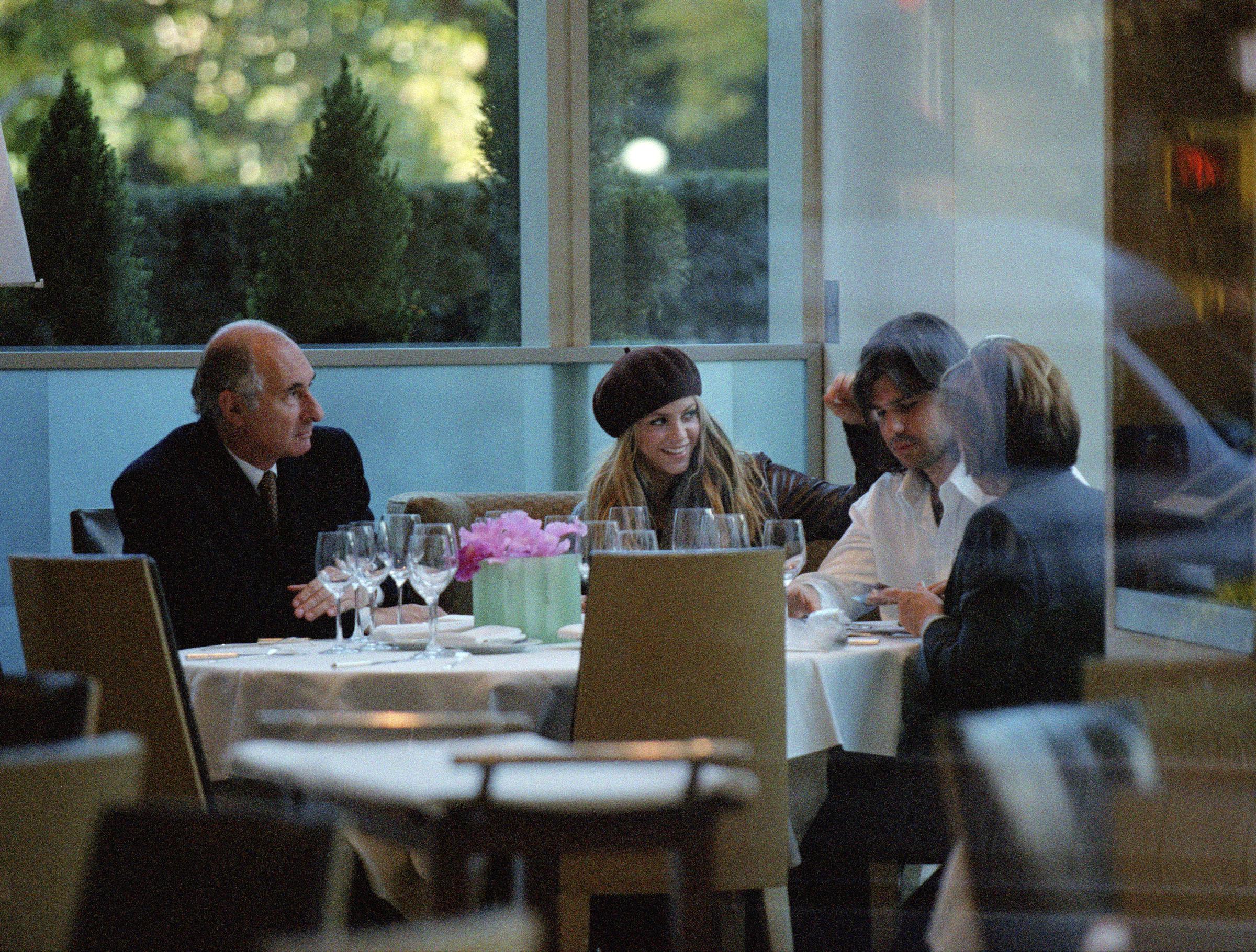 Shakira almorzando con Antonio de la Rúa, su padre, Fernando de la Rúa, y su madre, Inés Pertiné, en el Hotel Jean-Georges Trump International de Nueva York. 11 de noviembre de 2001. | Fuente: Getty Images