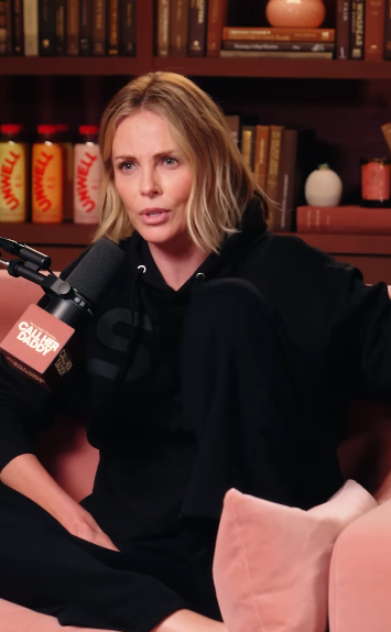 Charlize Theron en el adelanto del episodio del pódcast "Call Her Daddy", fechado el 1 de julio de 2025 | Fuente: Instagram/callherdaddy