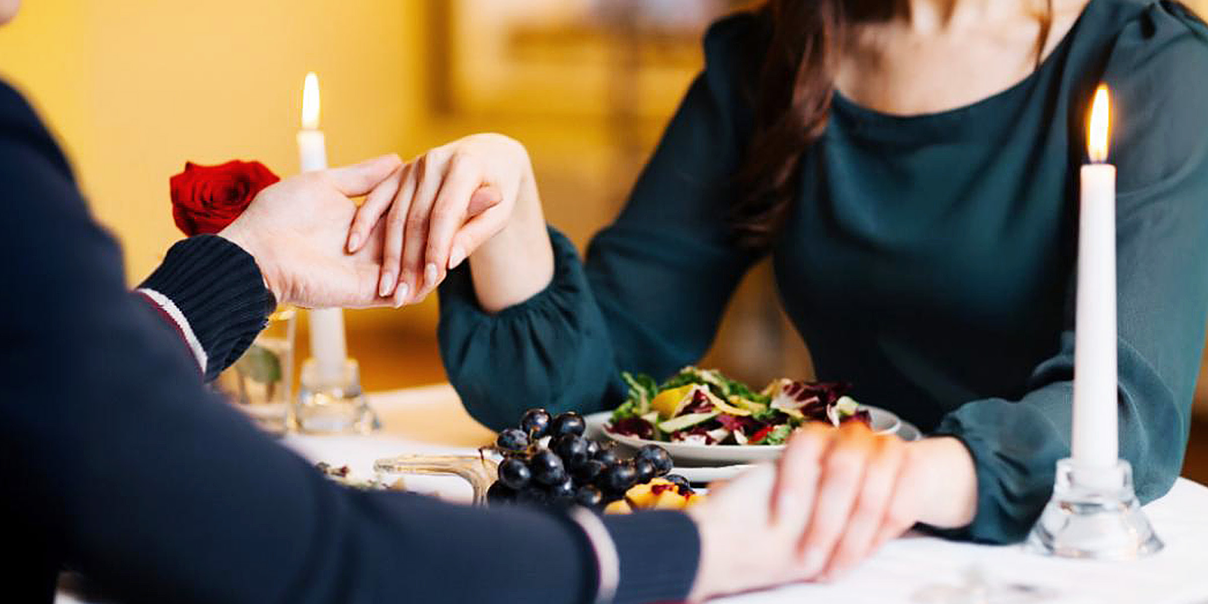 Una pareja sentada en un restaurante | Fuente: Freepik