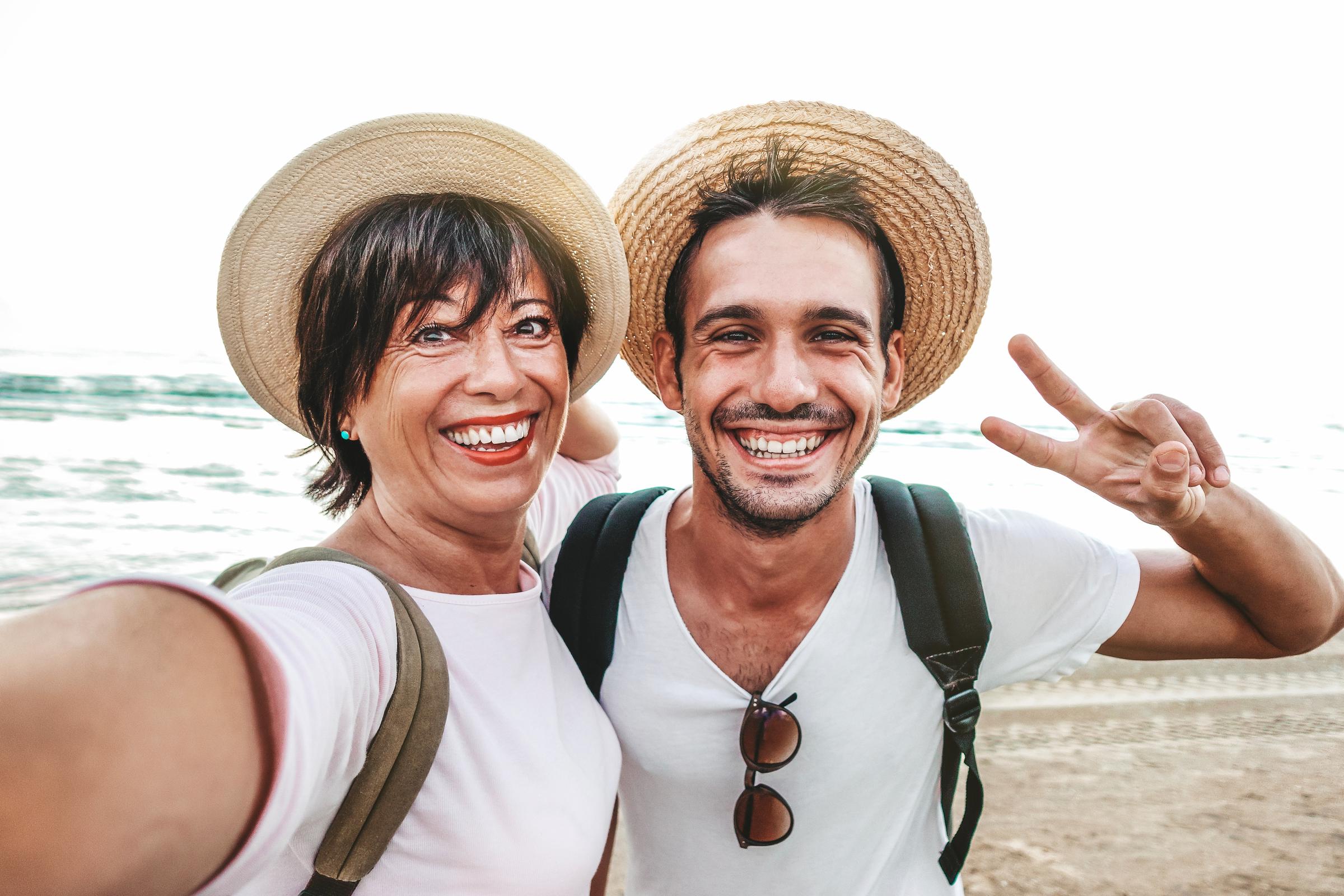 Madre e hijo se hace un selfie durante sus vacaciones | Fuente: Shutterstock