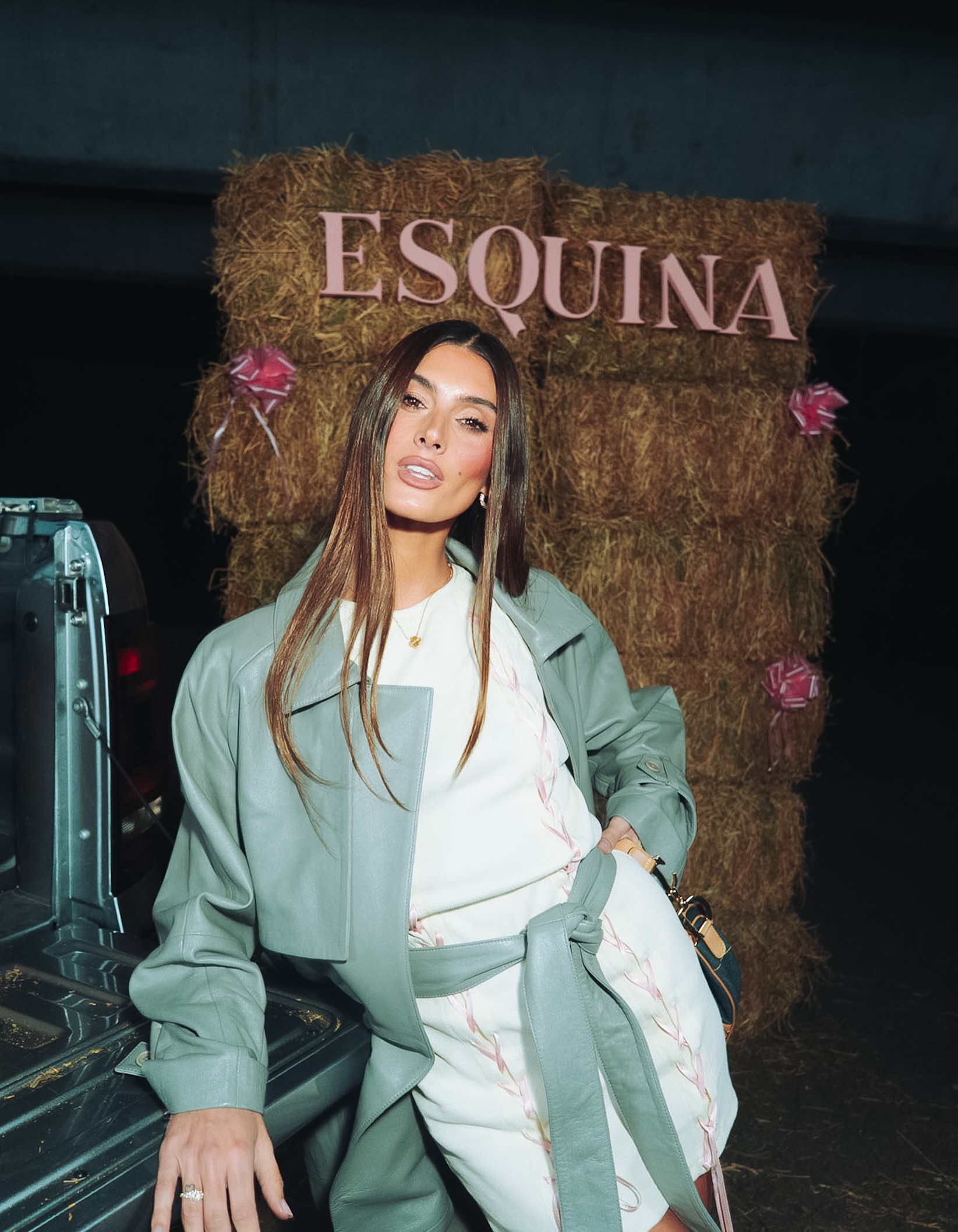 Artistas y modelos luciendo los atuendos en la pasarela del desfile Esquina Esquina | Fuente: Instagram/esquina.esquina