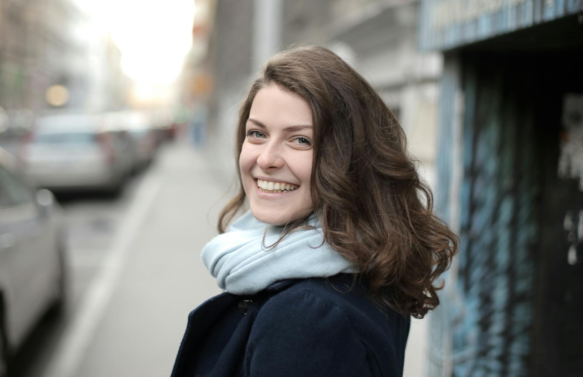 Una joven sonriendo | Fuente: Pexels