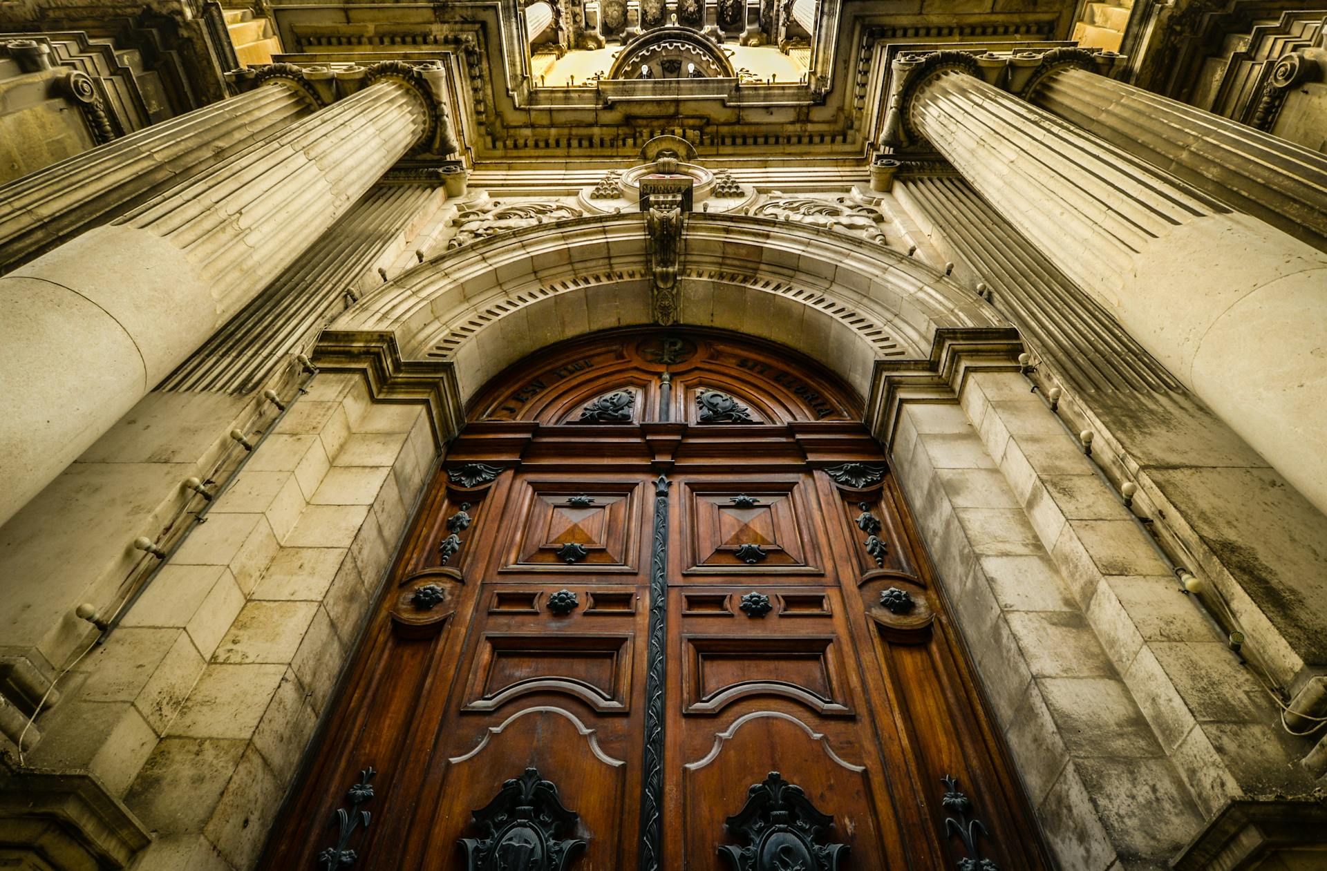 Primer plano de la puerta de una catedral | Fuente: Pexels