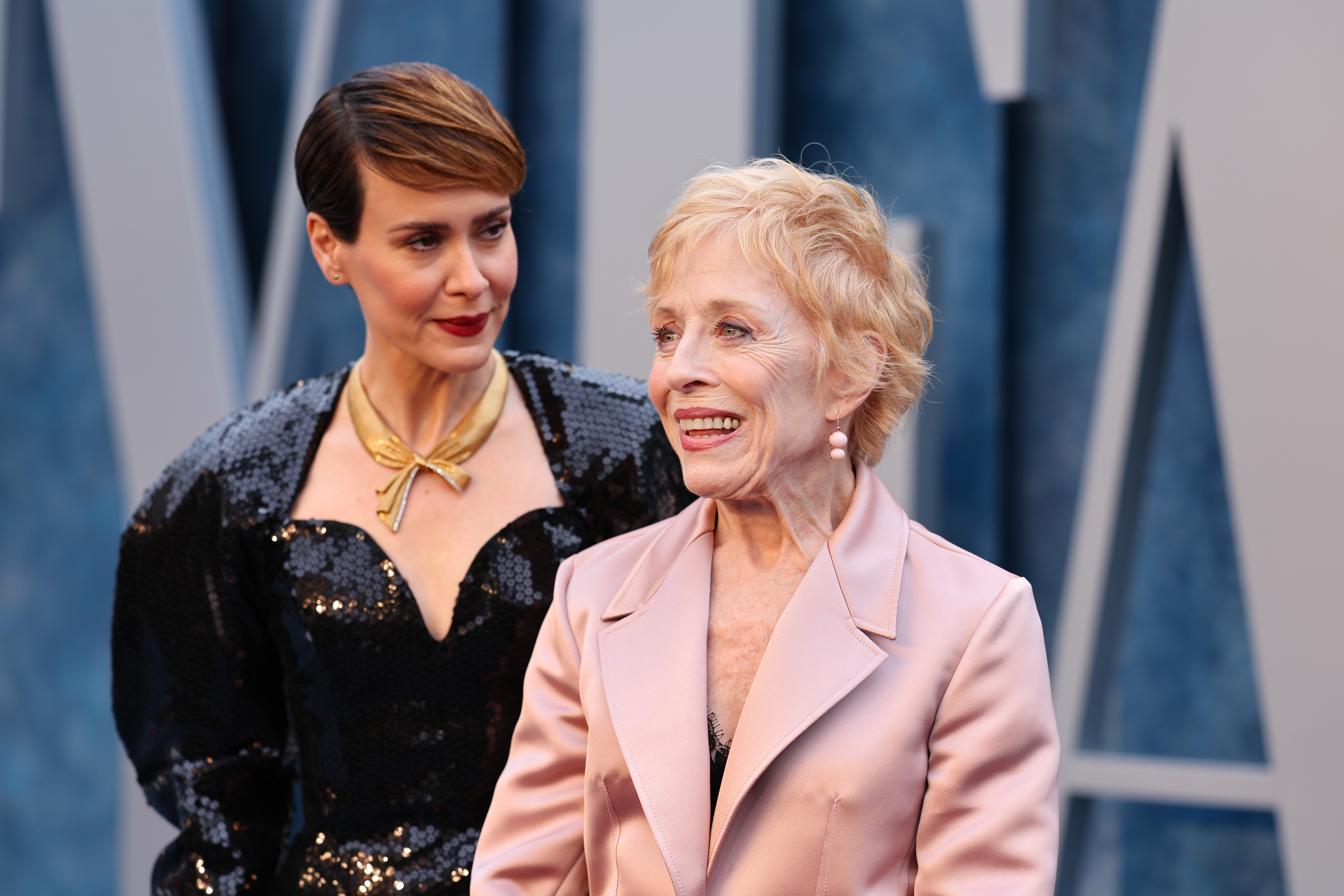 Sarah Paulson y Holland Taylor acuden a la fiesta de los Óscar de Vanity Fair en Beverly Hills, California, el 12 de marzo de 2023. Taylor ha descrito a Paulson como una persona fascinante y ha elogiado el cariño que les tiene a sus amigos. | Fuente: Getty Images