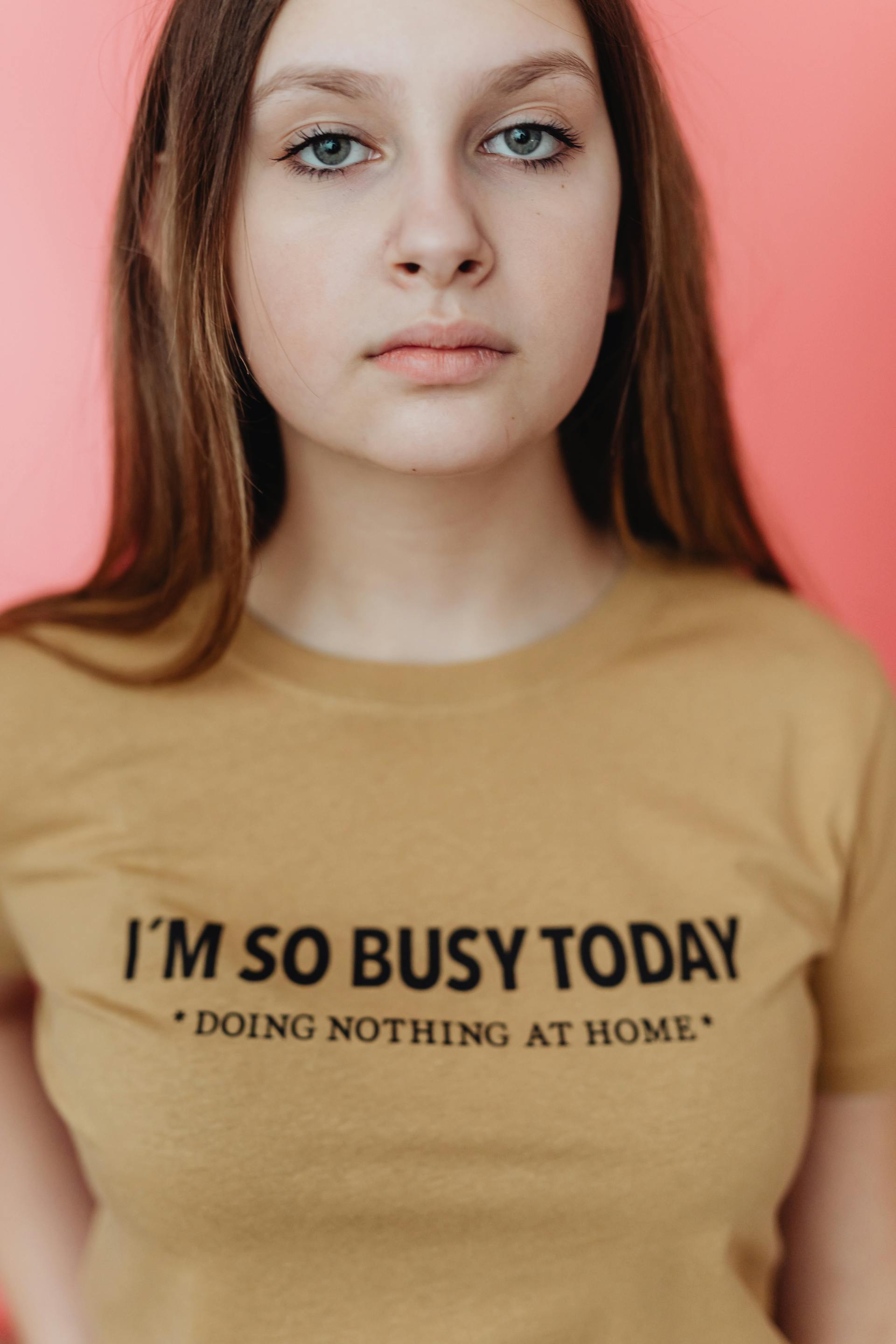 Una adolescente con una camisa marrón | Fuente: Pexels