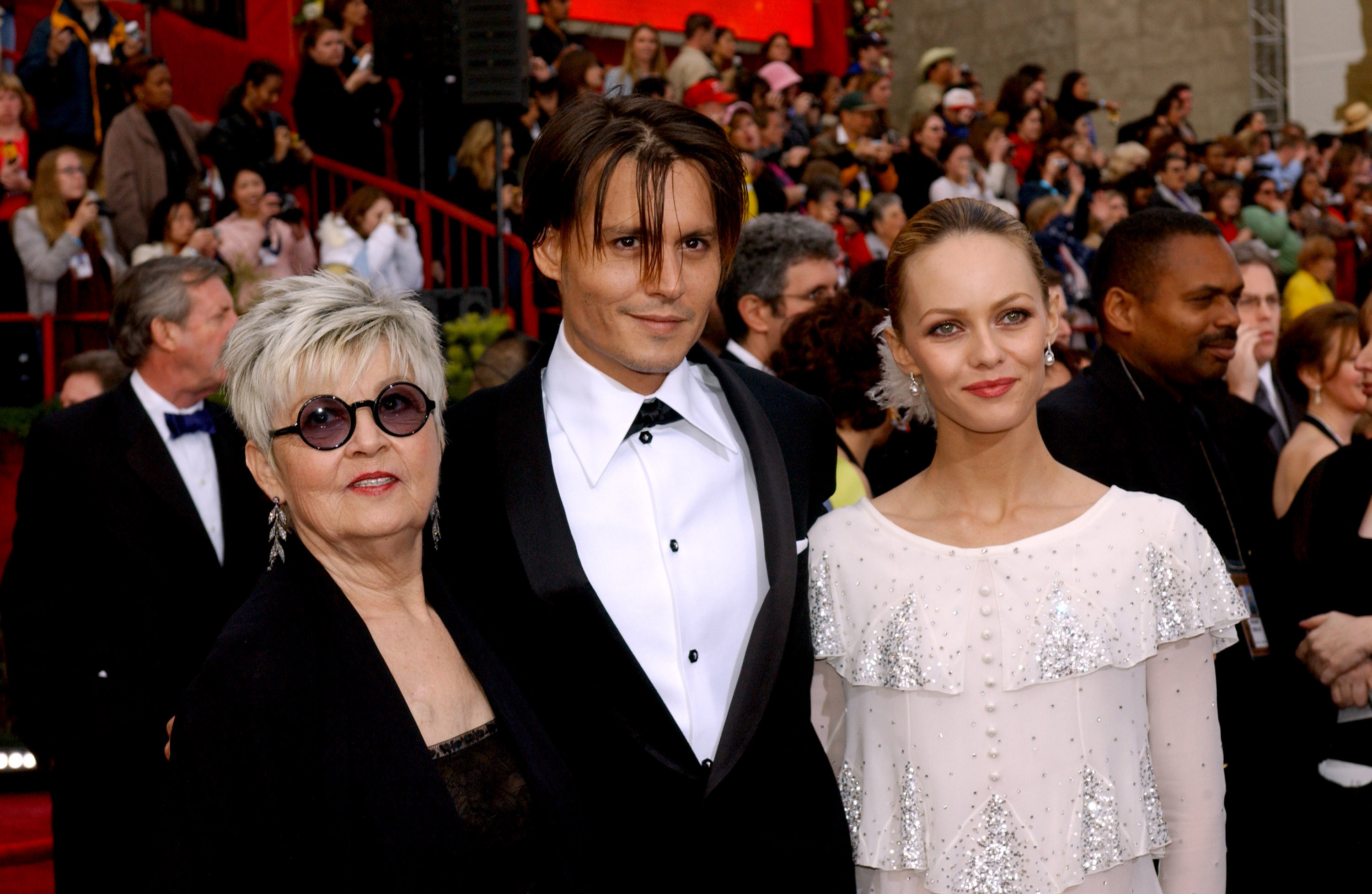 Johnny Depp posa en la alfombra roja de los Oscar junto a Vanessa Paradis y su madre Betty Sue Palmer | Fuente: Getty Images