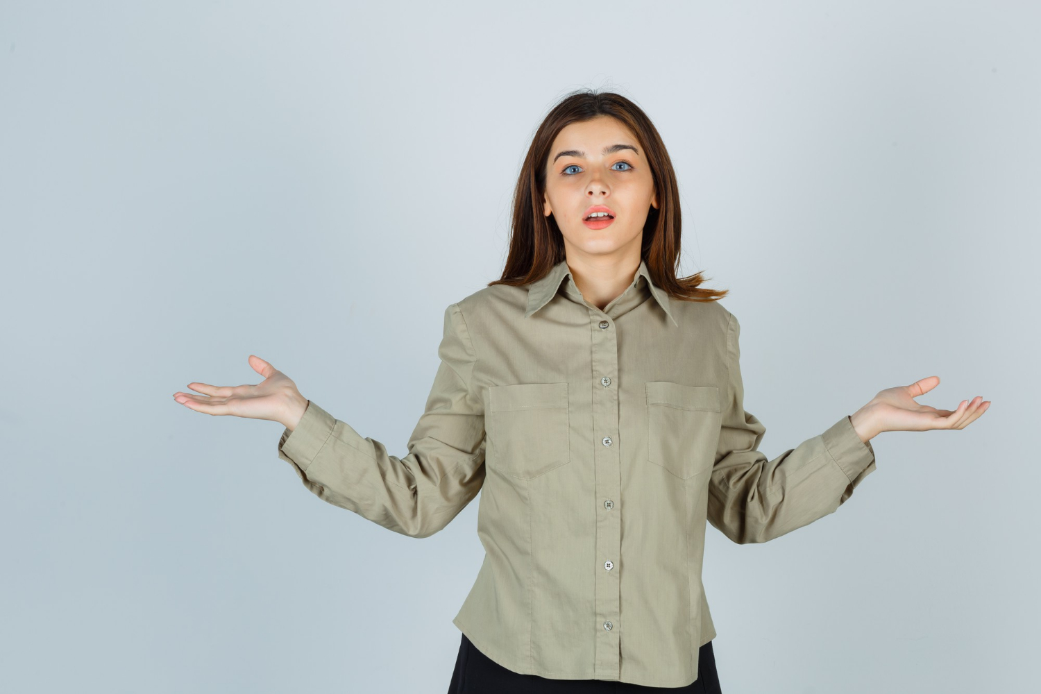 Una mujer encogiéndose de hombros | Fuente: Freepik