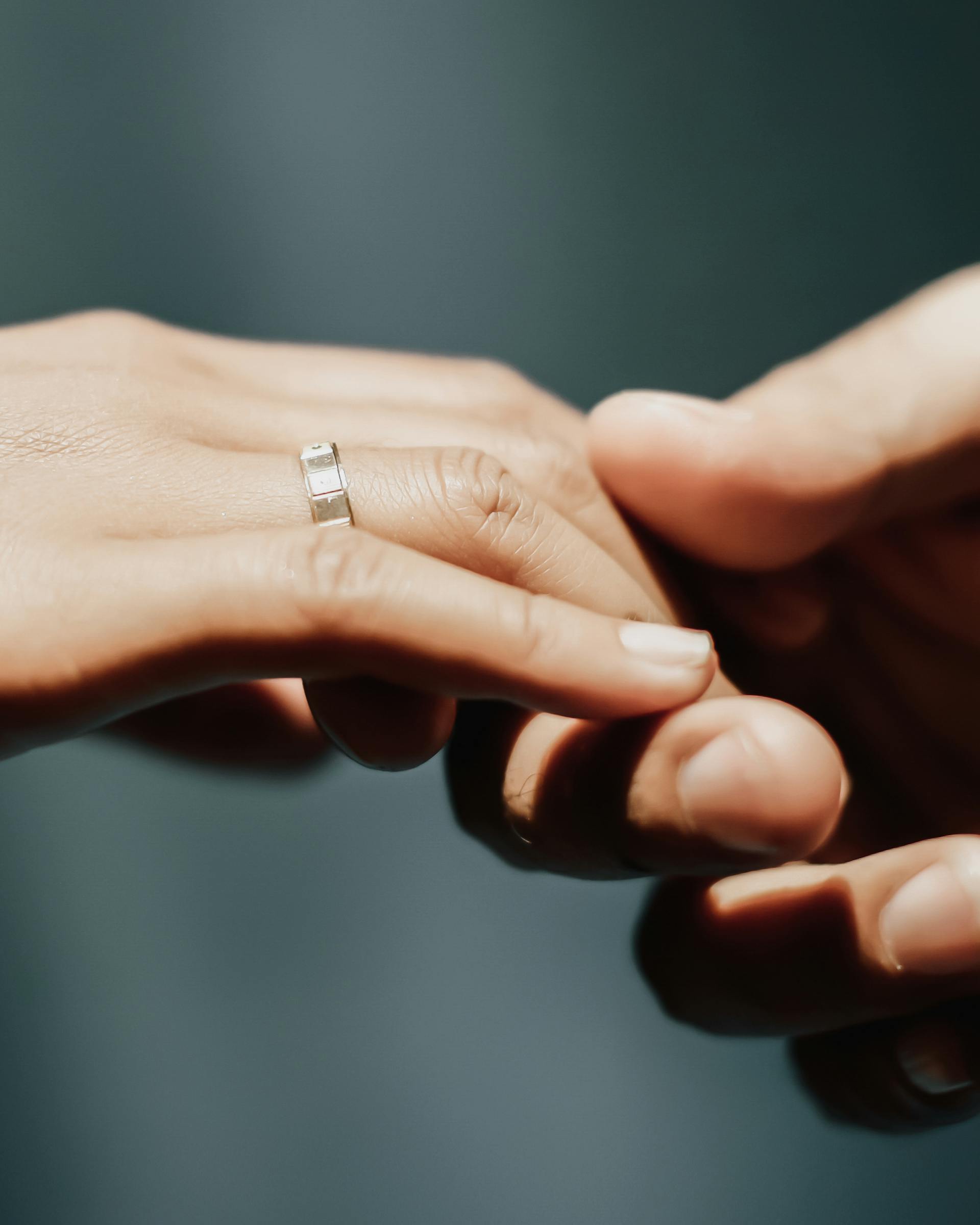Primer plano de un hombre agarrando la mano de una mujer | Fuente: Pexels