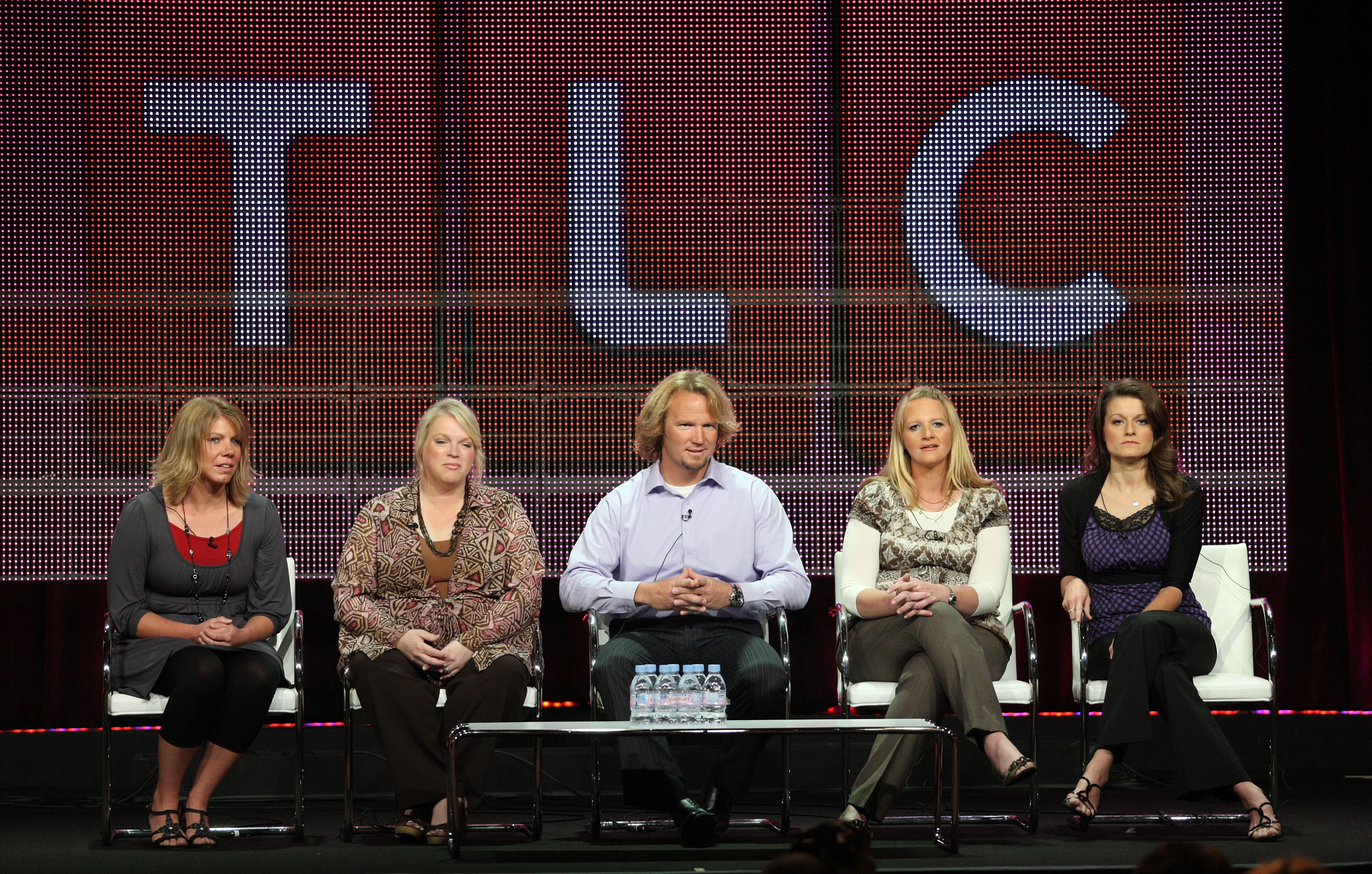 Meri, Janelle, Kody, Christine y Robyn Brown conversan durante el panel de "Sister Wives" en la sección dedicada a Discovery Communications de la gira de prensa Summer TCA, el 6 de agosto de 2010, en Beverly Hills, California. | Fuente: Getty Images
