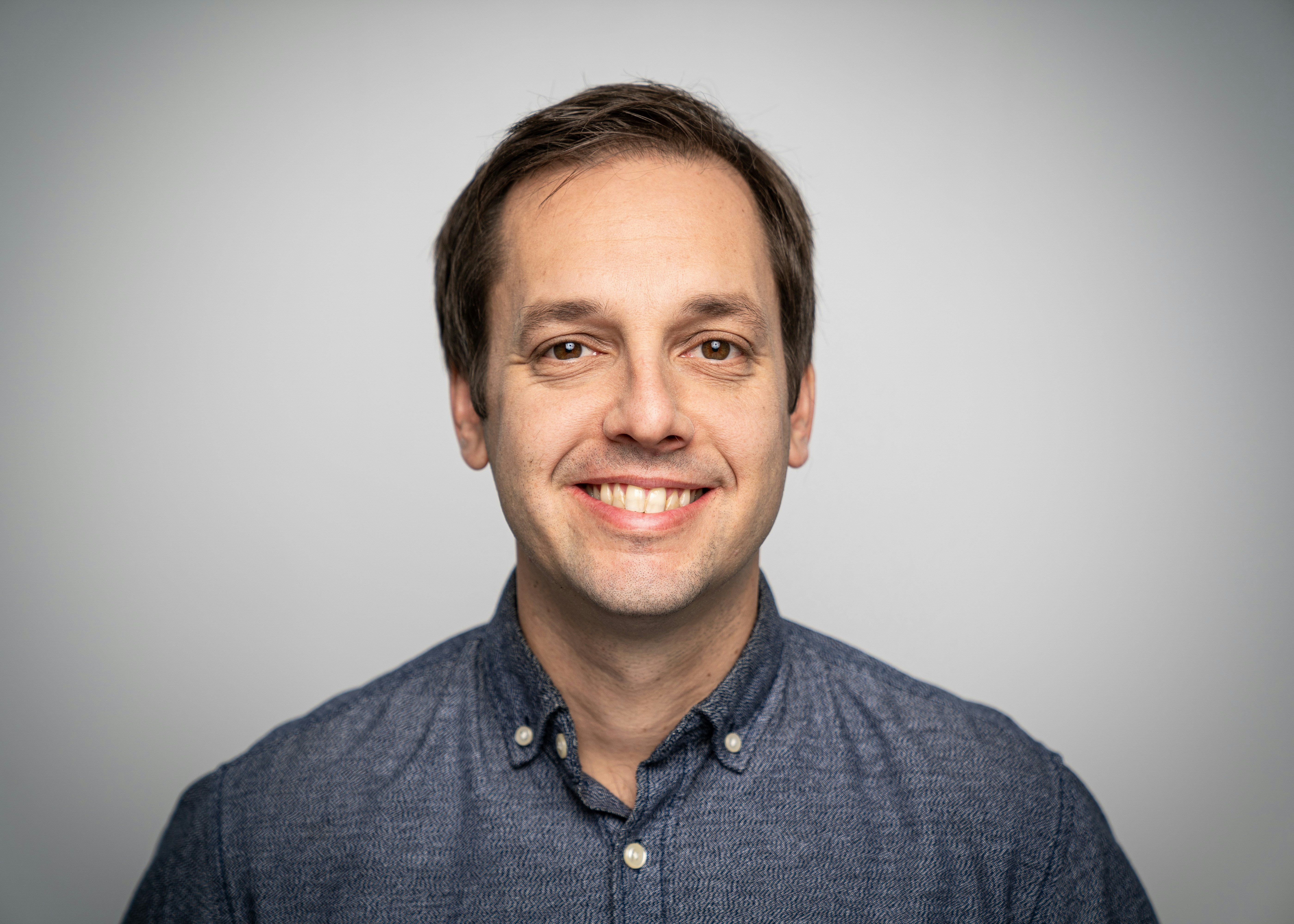 Un hombre sonriente | Fuente: Unsplash