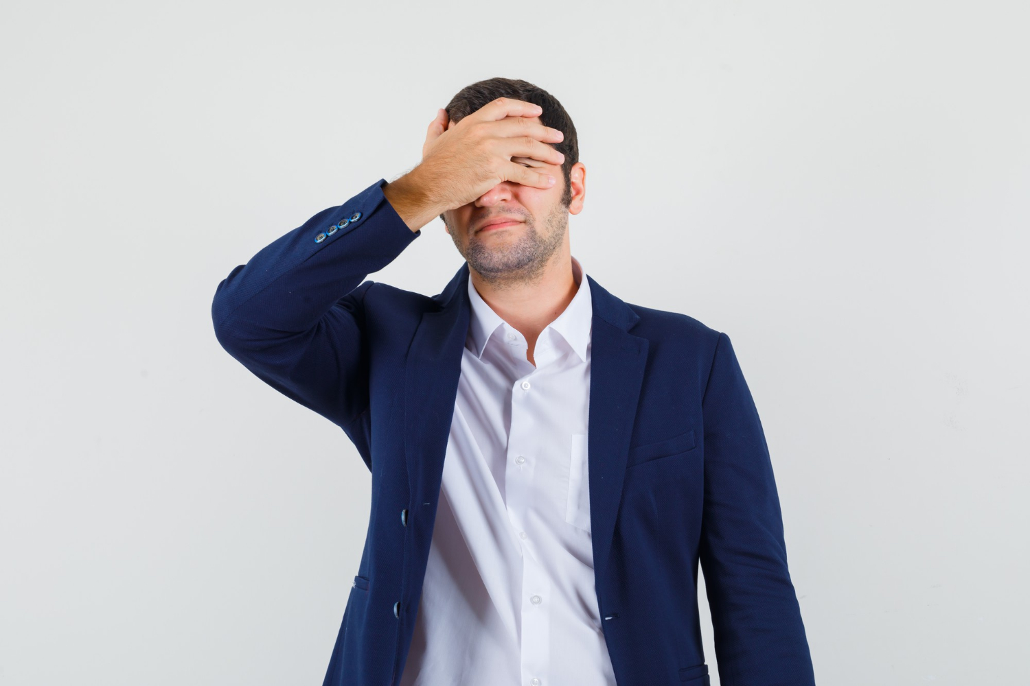 Un hombre abrumado | Fuente: Freepik