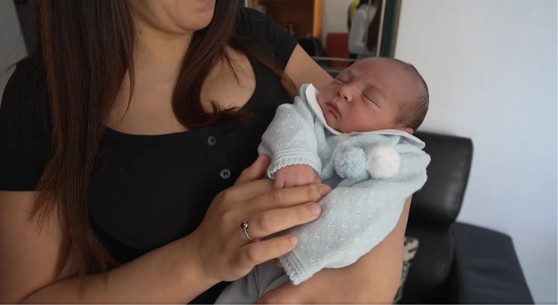 Sasharel junto a su bebé | Fuente: Facebook/MijasComunicacion