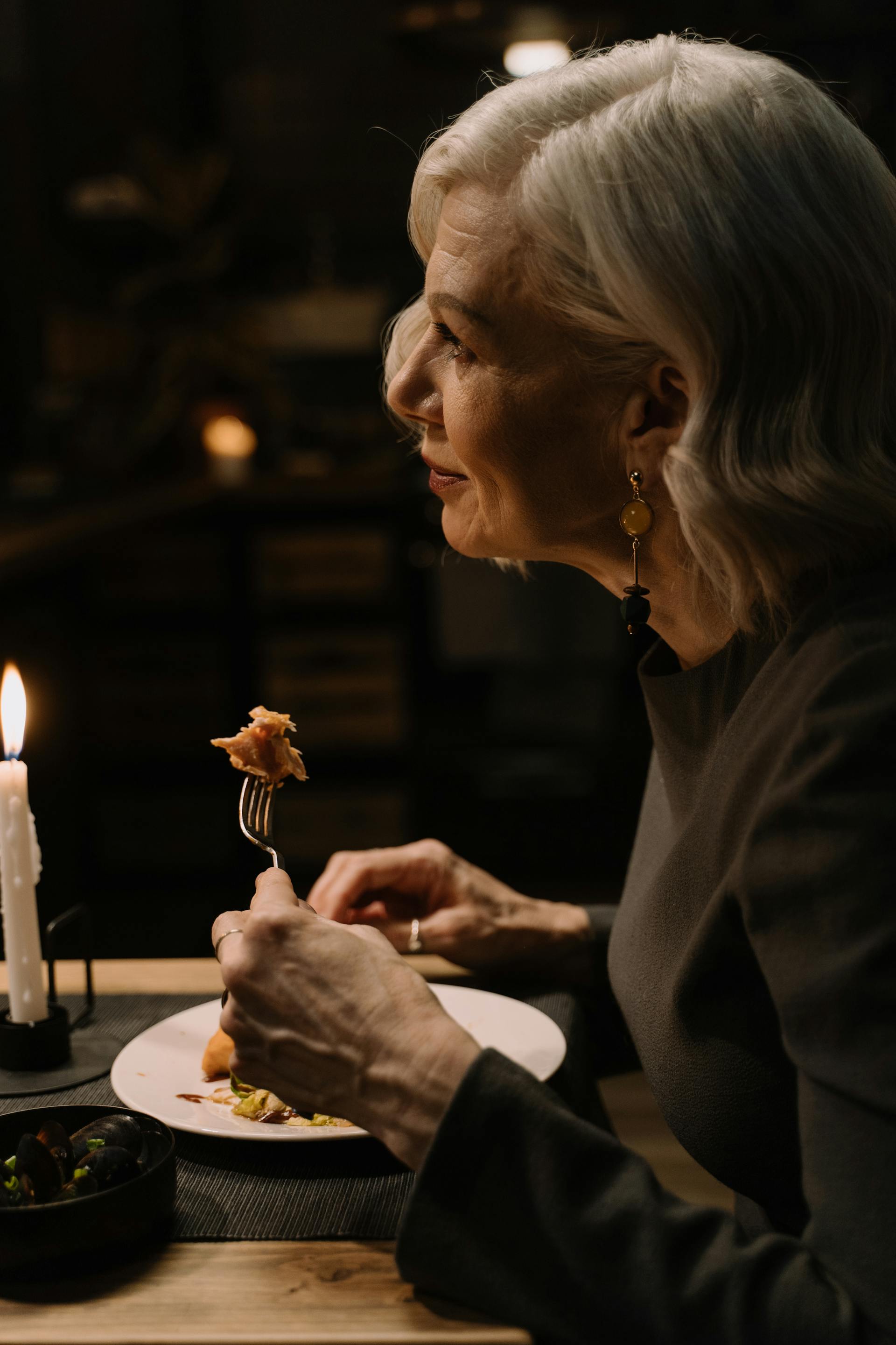 Una mujer cenando | Fuente: Pexels
