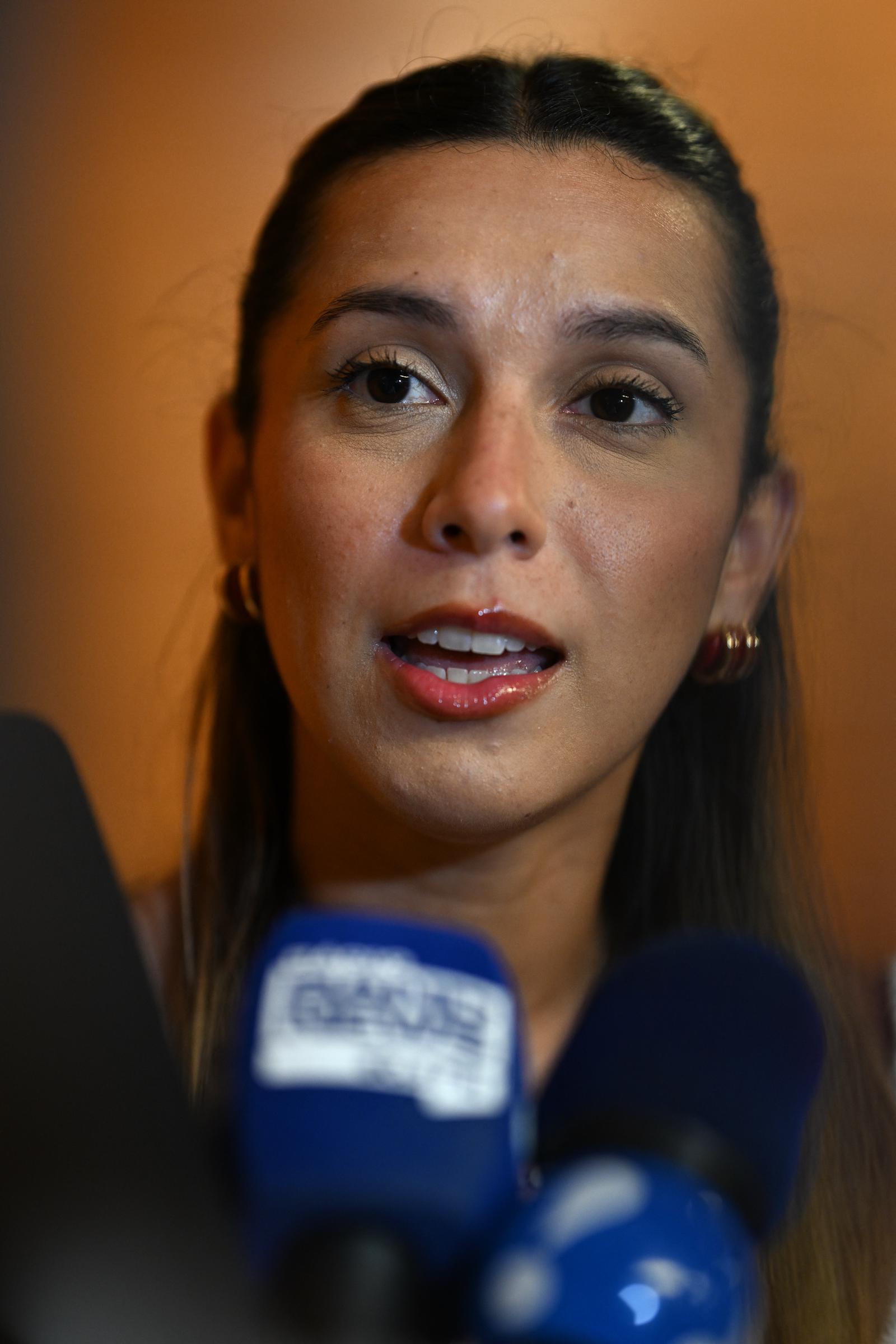 La argentina Agostina Páez habla con los medios locales en el Consulado de Argentina en Río de Janeiro, Brasil, el 25 de marzo de 2026. | Fuente: Getty Images