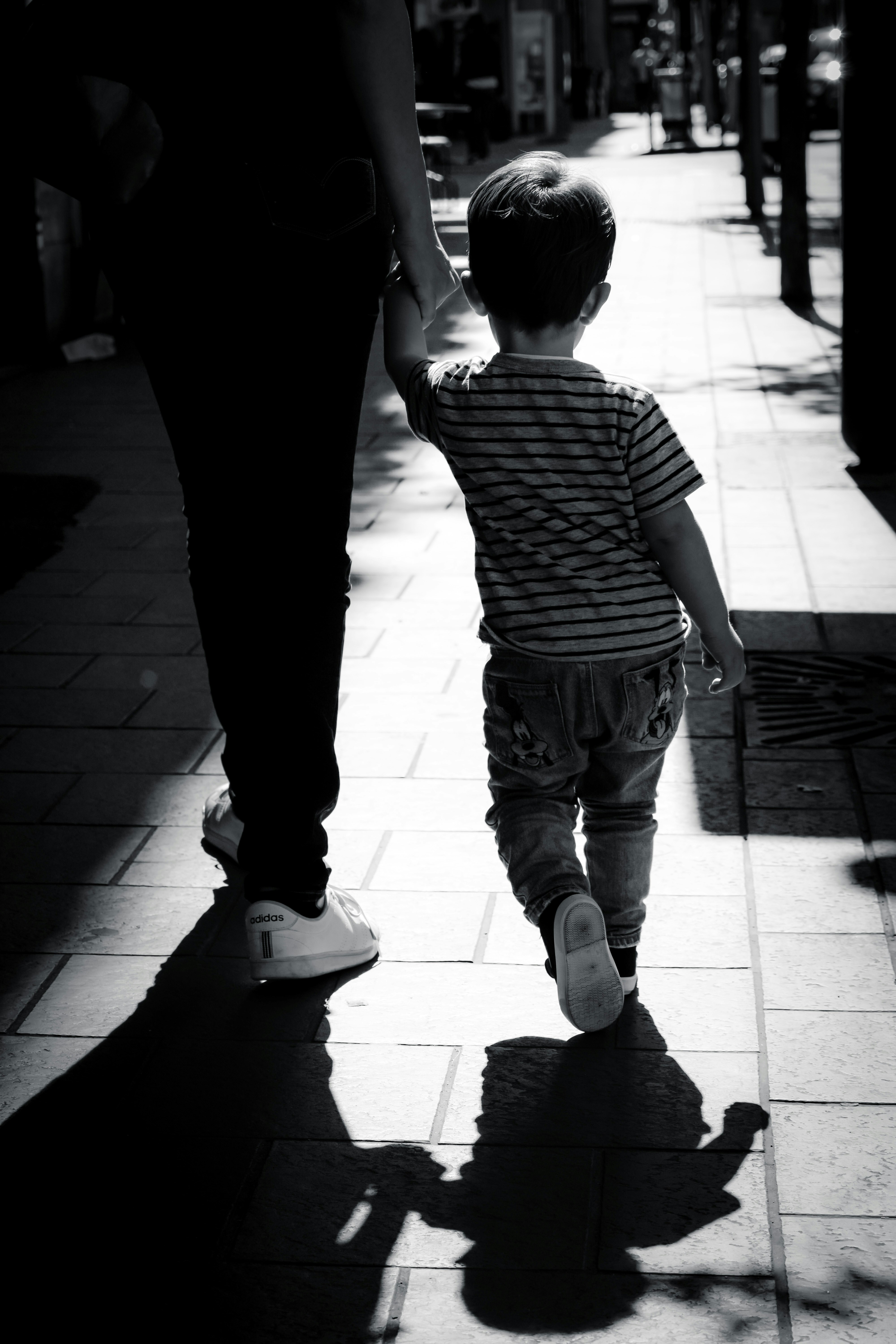 Una mujer paseando con un niño | Fuente: Unsplash