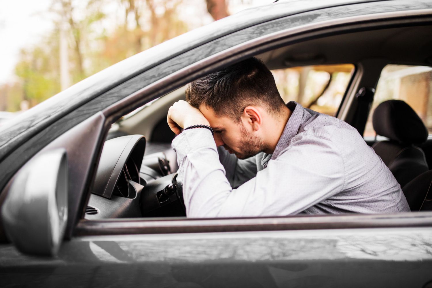 Un hombre angustiado sentado en su Automóvil | Fuente: Freepik