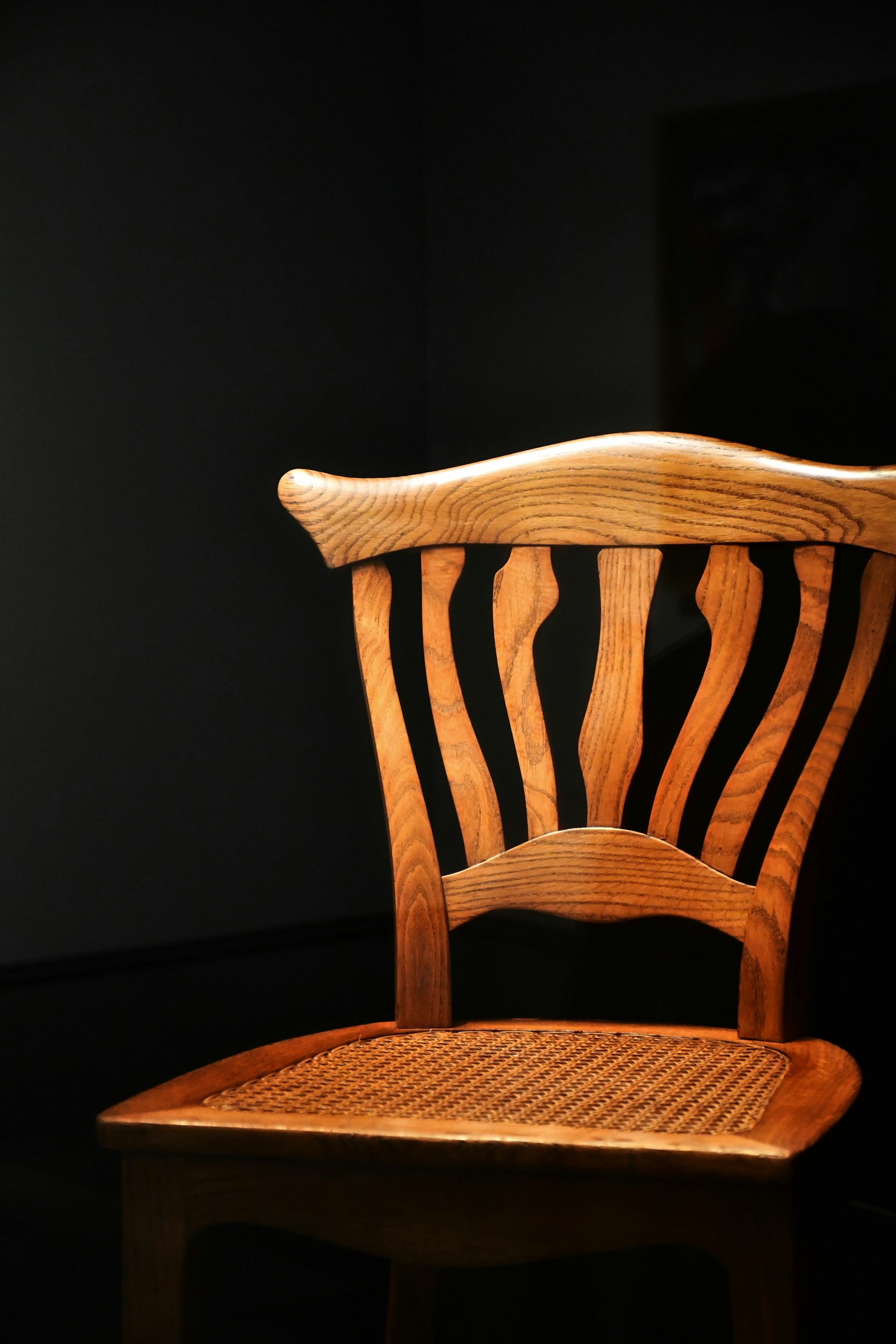 Una silla de madera vacía | Fuente: Unsplash