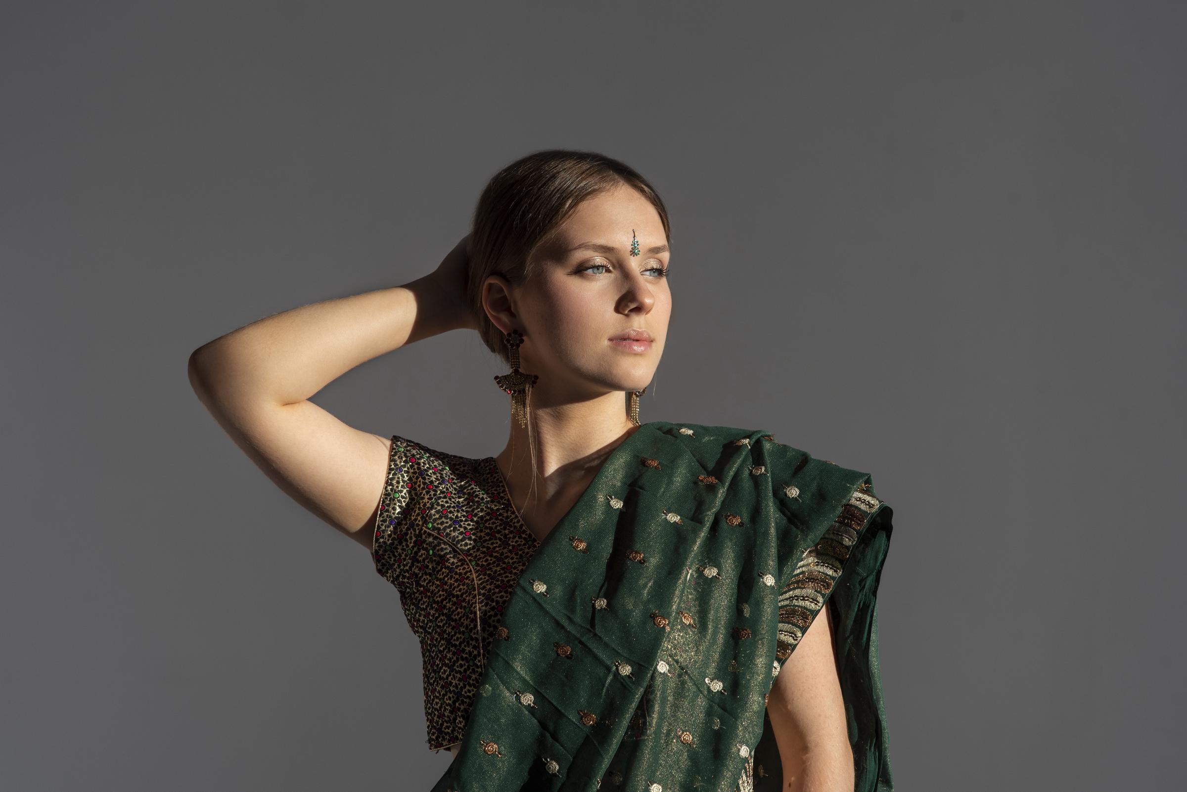 Una mujer vestida de india | Fuente: Freepik