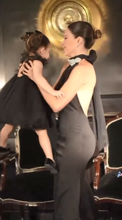 Barby Franco y su hija Sarah Burlando posando con sus vestidos negros | Fuente: Instagram/barbaritafranco21