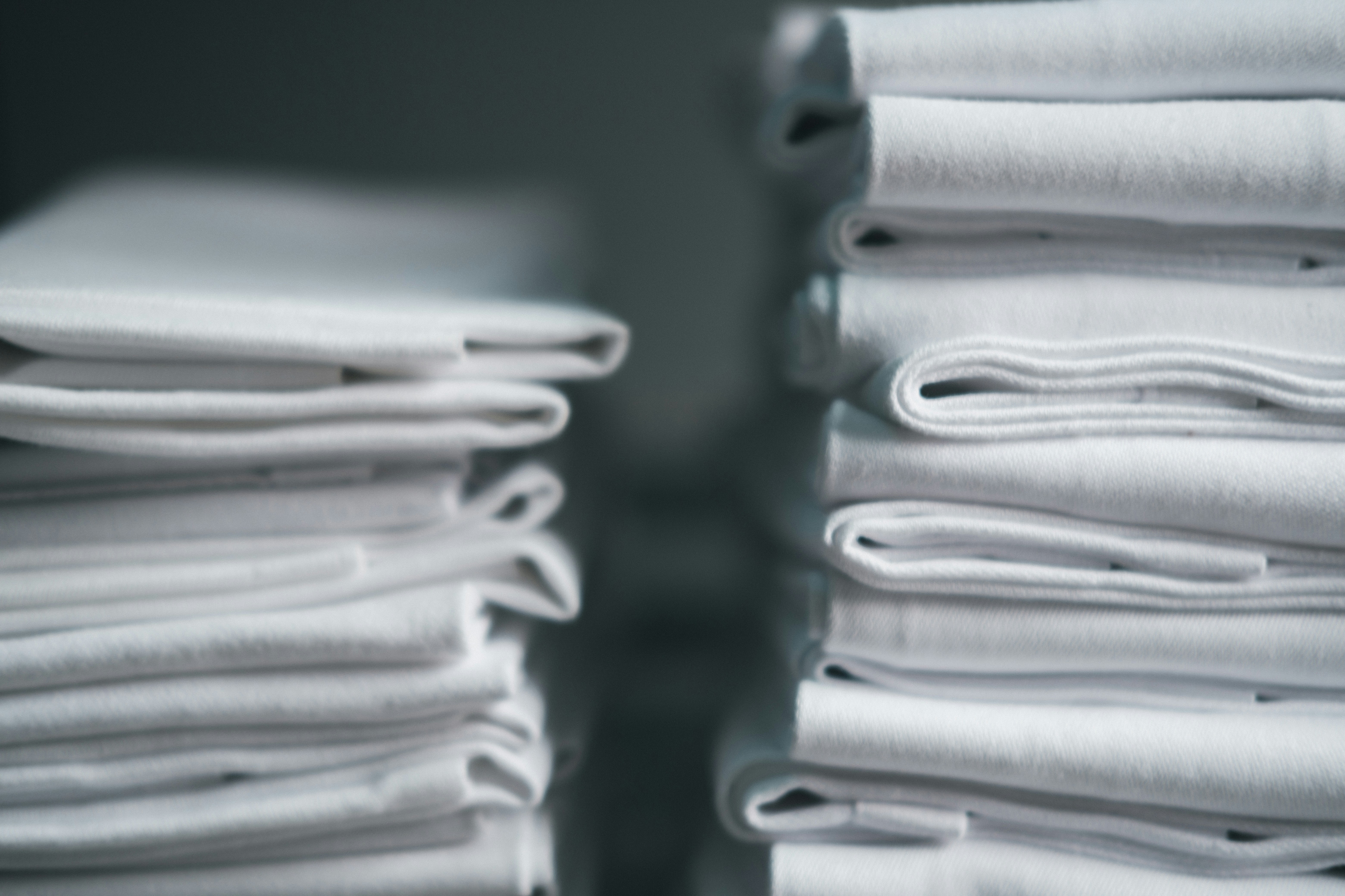 Una pila de servilletas blancas | Fuente: Unsplash