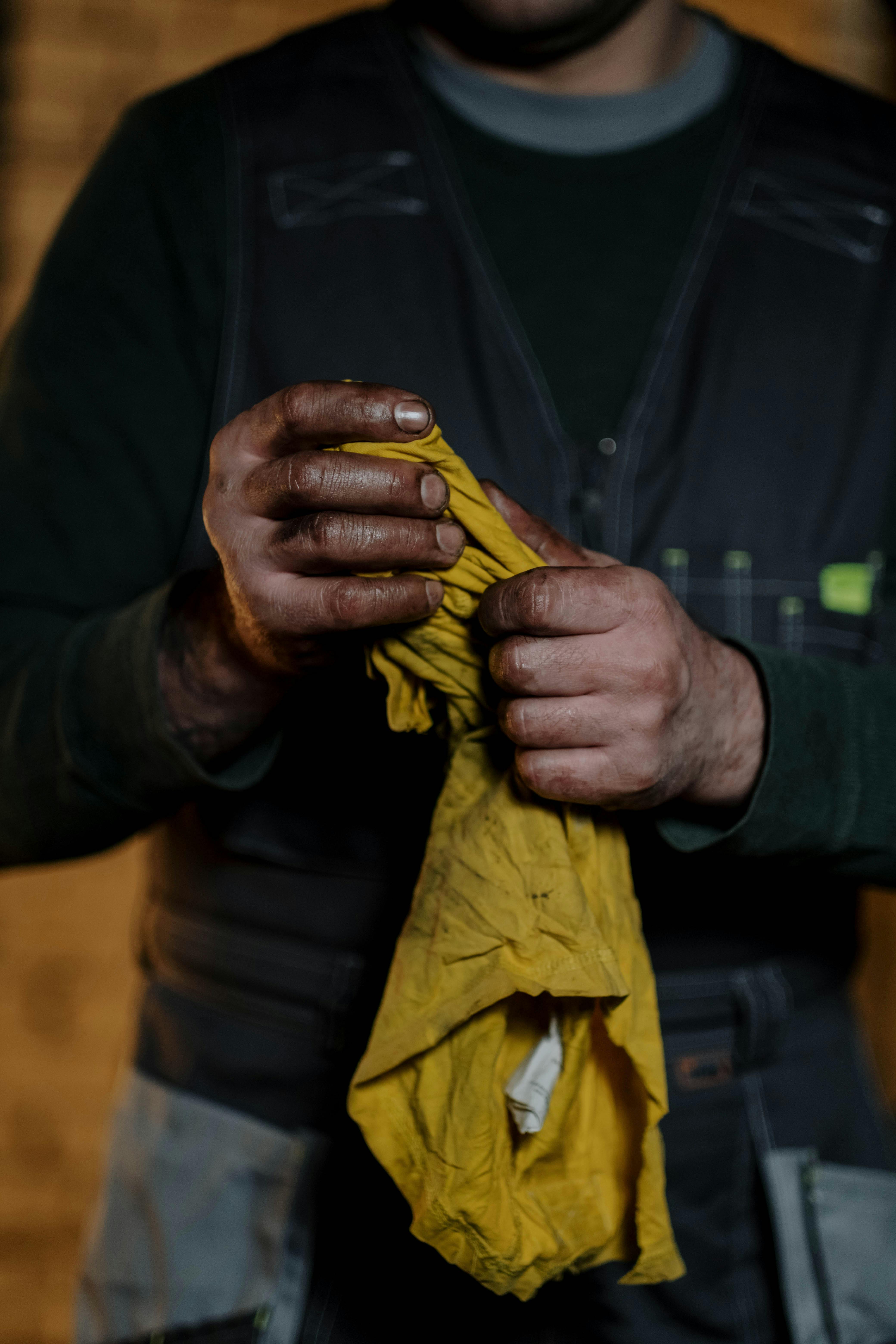 Las manos grasosas de un hombre | Fuente: Pexels